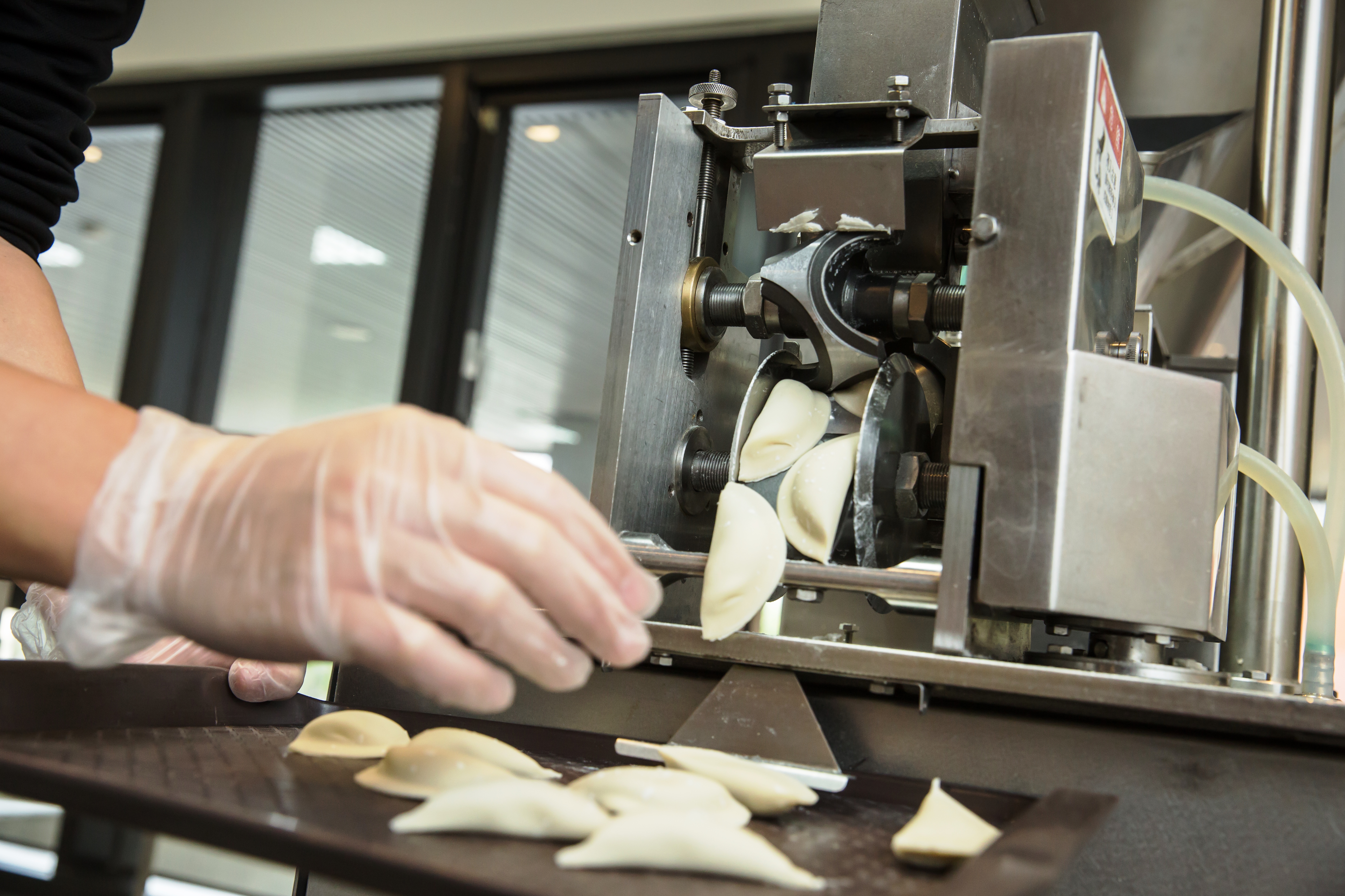 安口的強項在包餡和成形，包水餃機讓董事長歐陽禹在10年內還清千萬債務。