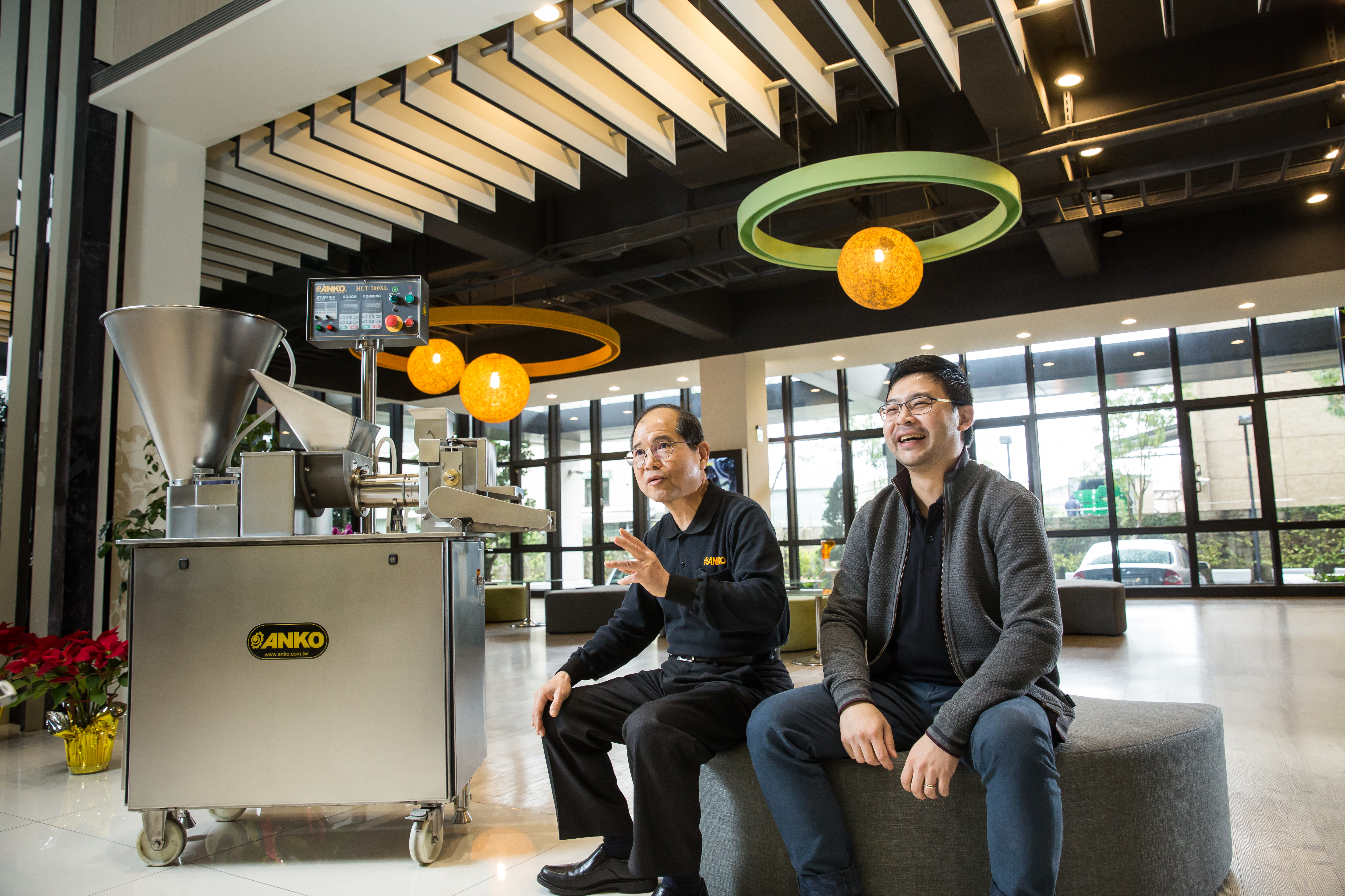 已接手管理公司的兒子歐陽志成(右)自認不像父親(左),無論行銷、市場敏銳度,他都覺得父親更勝。