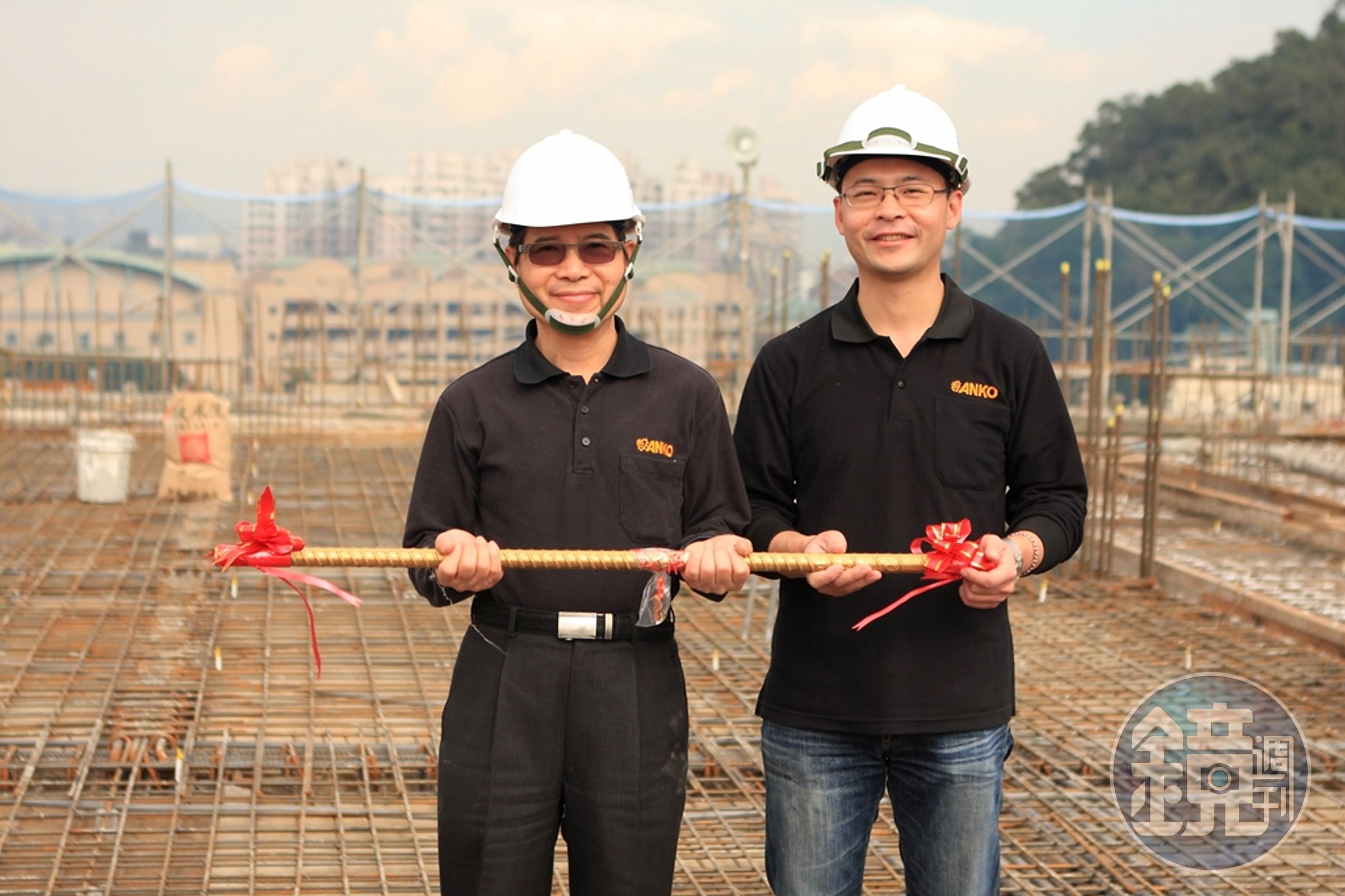 三峽工廠興建時，總經理歐陽志成（右）剛掌管公司，內外壓力夾擊下，他得憂鬱症爆瘦8公斤。