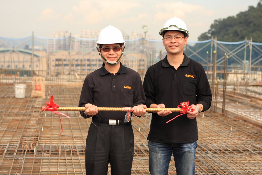 三峽工廠興建時，總經理歐陽志成（右）剛掌管公司，內外壓力夾擊下，他得憂鬱症爆瘦8公斤。