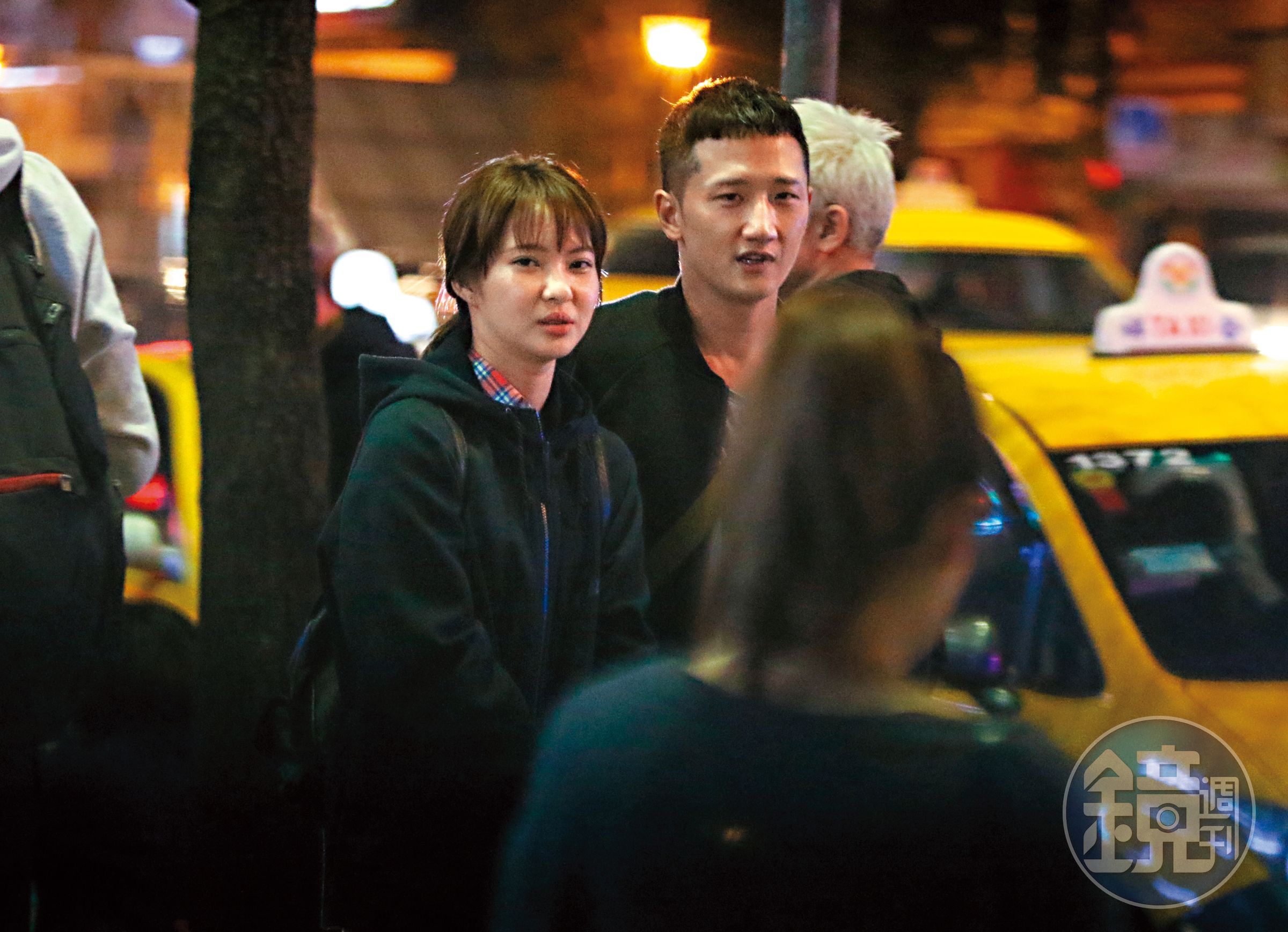 夜唱完跟朋友們告別後，簡嫚書的前男友高英軒，及跟球星劉錚鬧出「公廁20分鐘」曖昧的俞西潔一起離開。