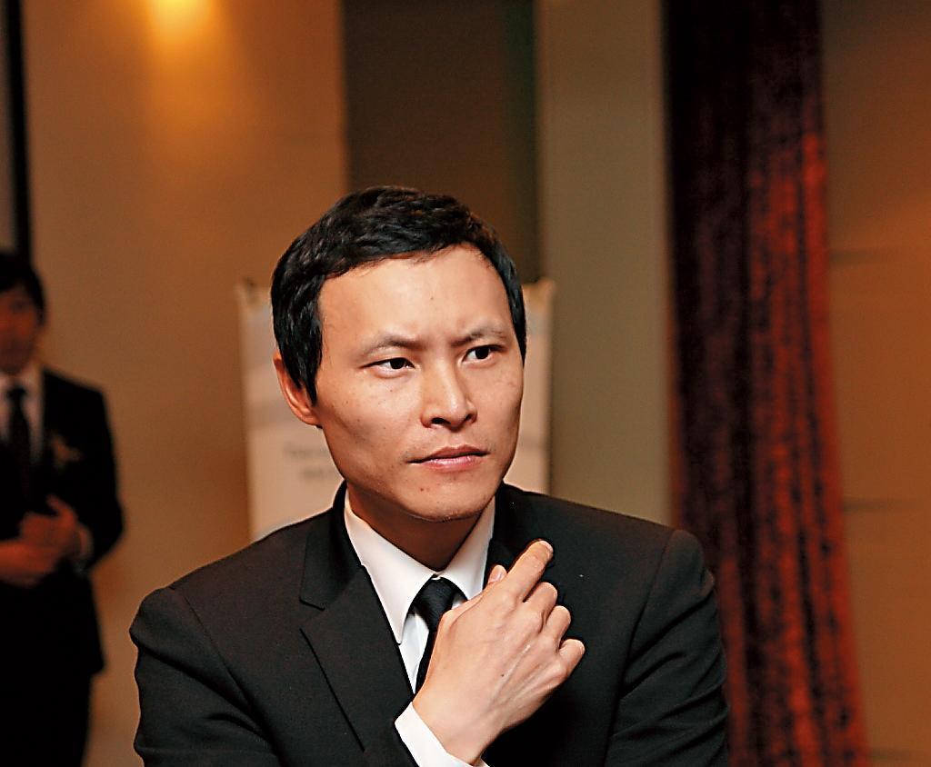 簡嫚書曾跟「華文創」的董事長黃心懋好上，當時報導的標題是「清新破功　簡嫚書竟跟富爸爸過夜」。