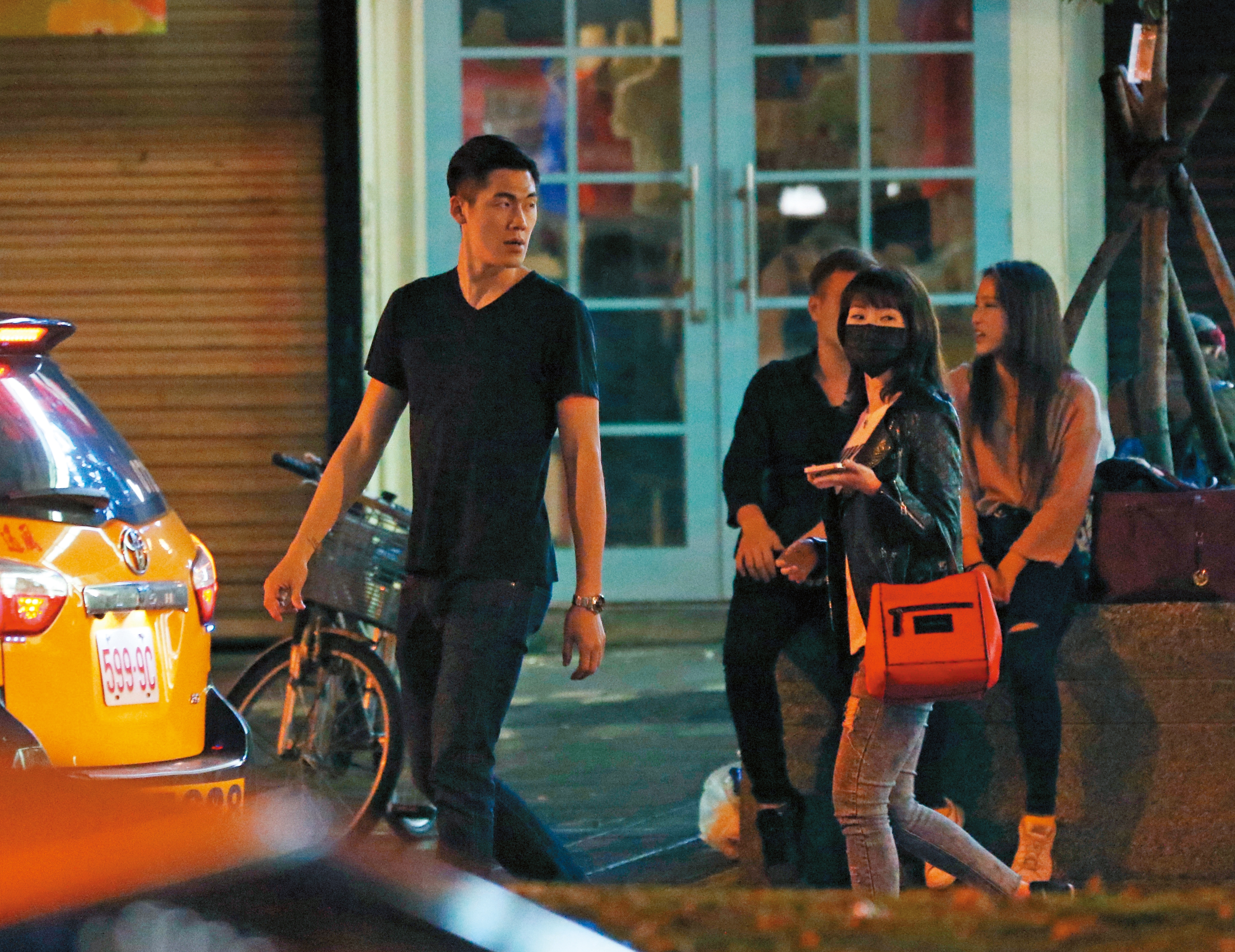 俞西潔（右）跟劉錚（左）不僅有公廁曖昧，還被拍到一起出遊。劉錚因為當時有曖昧不清的前女友，所以撇俞西潔撇得很清。