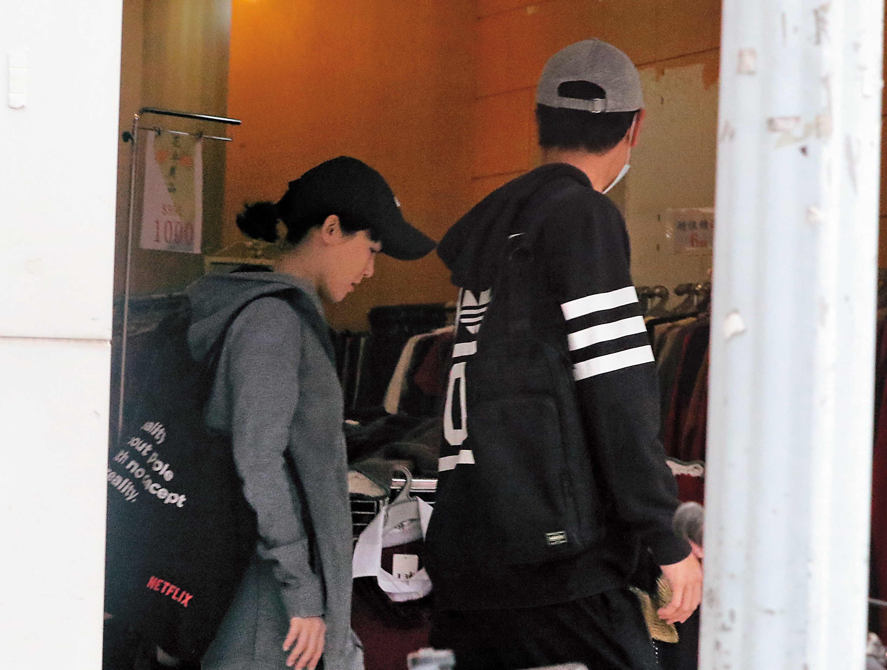 3月2日14：13，本刊直擊劉冠廷戴著帽子和口罩，轉進北市信義路二段大樓，過不久孫可芳跟著下樓，女生穿著輕便，似乎剛運動完。