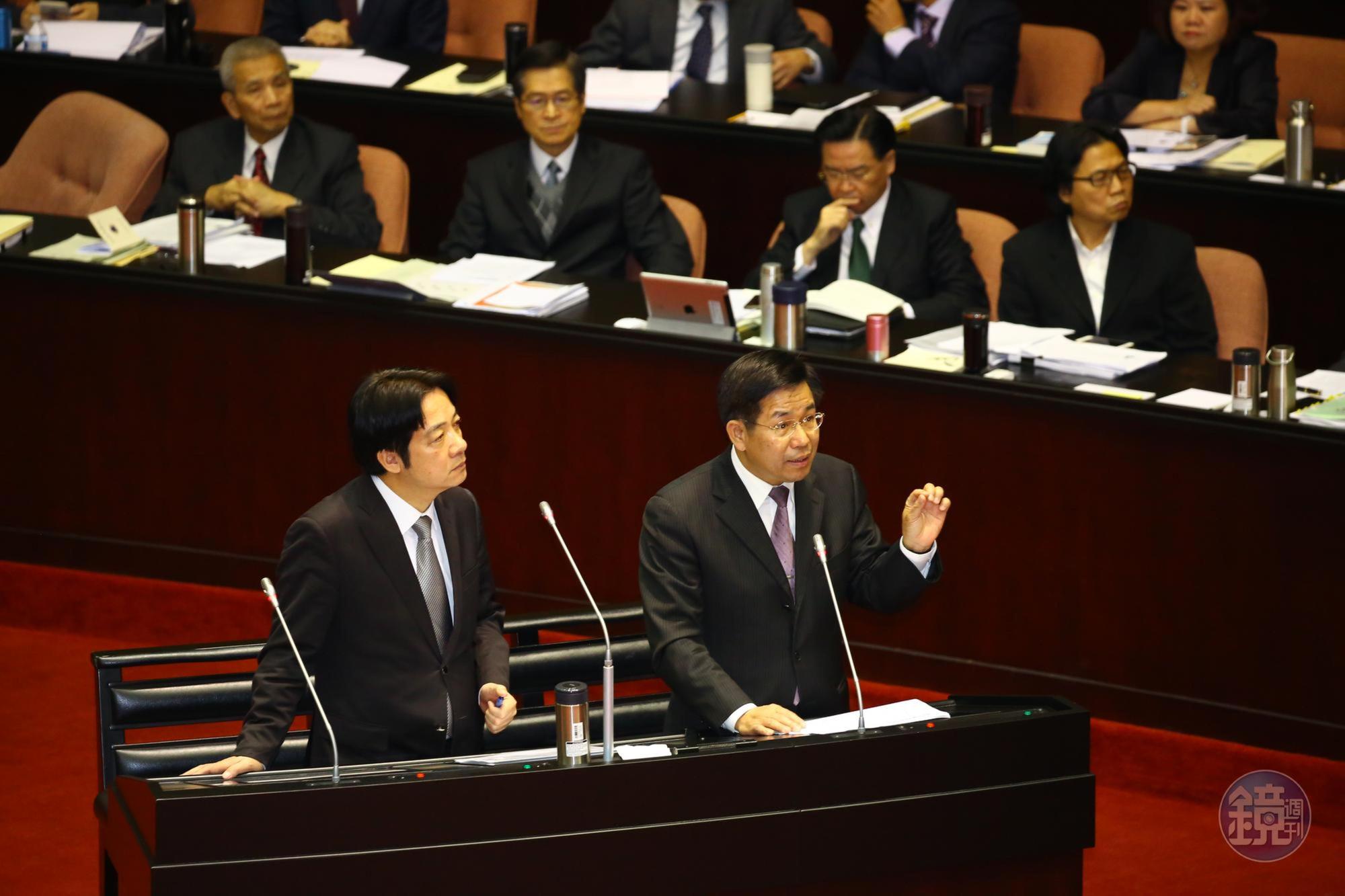 行政院長賴清德(左)與教育部長潘文忠(右)。