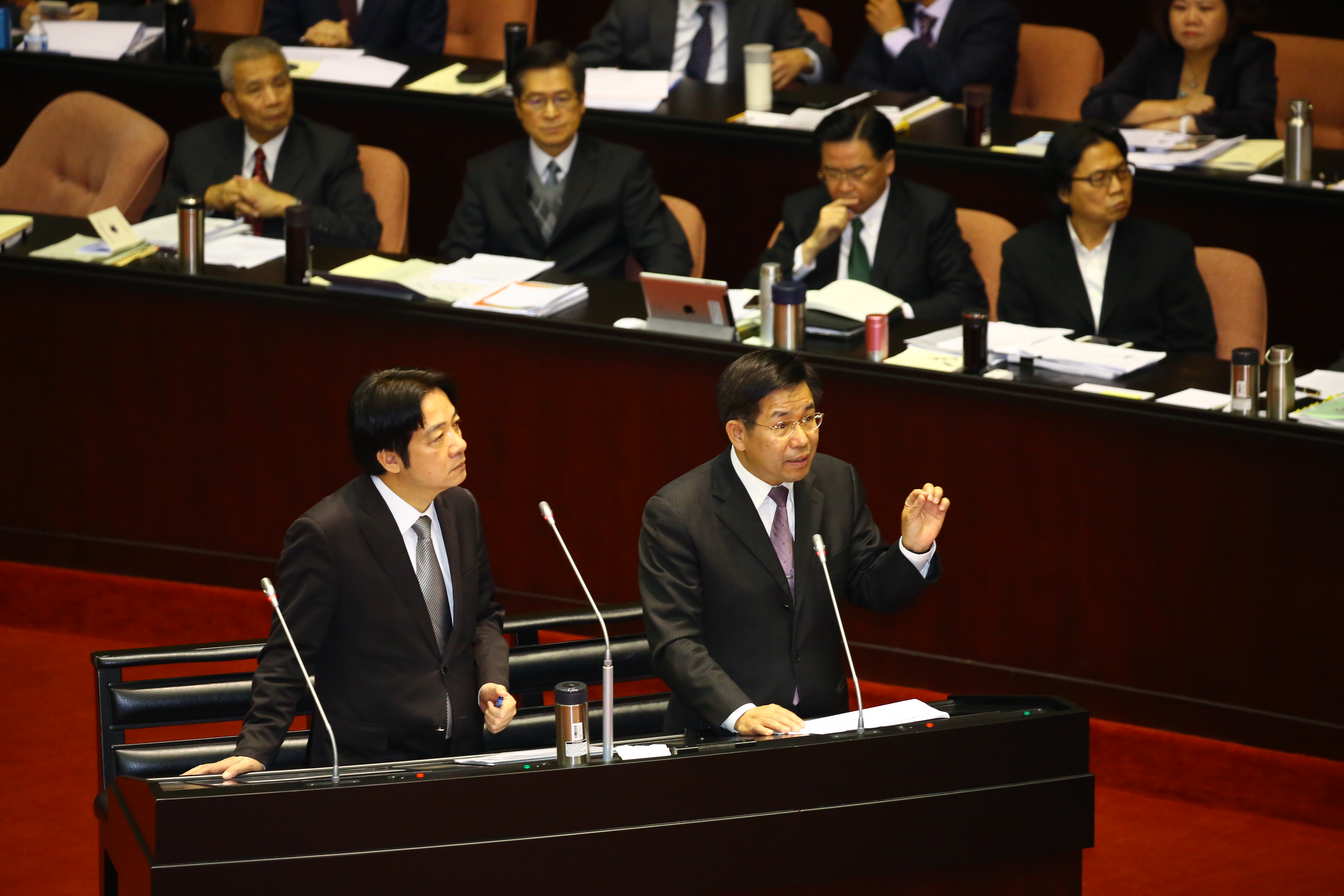 行政院長賴清德（左）與教育部長潘文忠（右）。