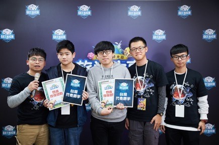 2位優勝者將代表台灣前進印尼參加決賽,分別是劉宏哲(左二),與劉忠浩(左三)。