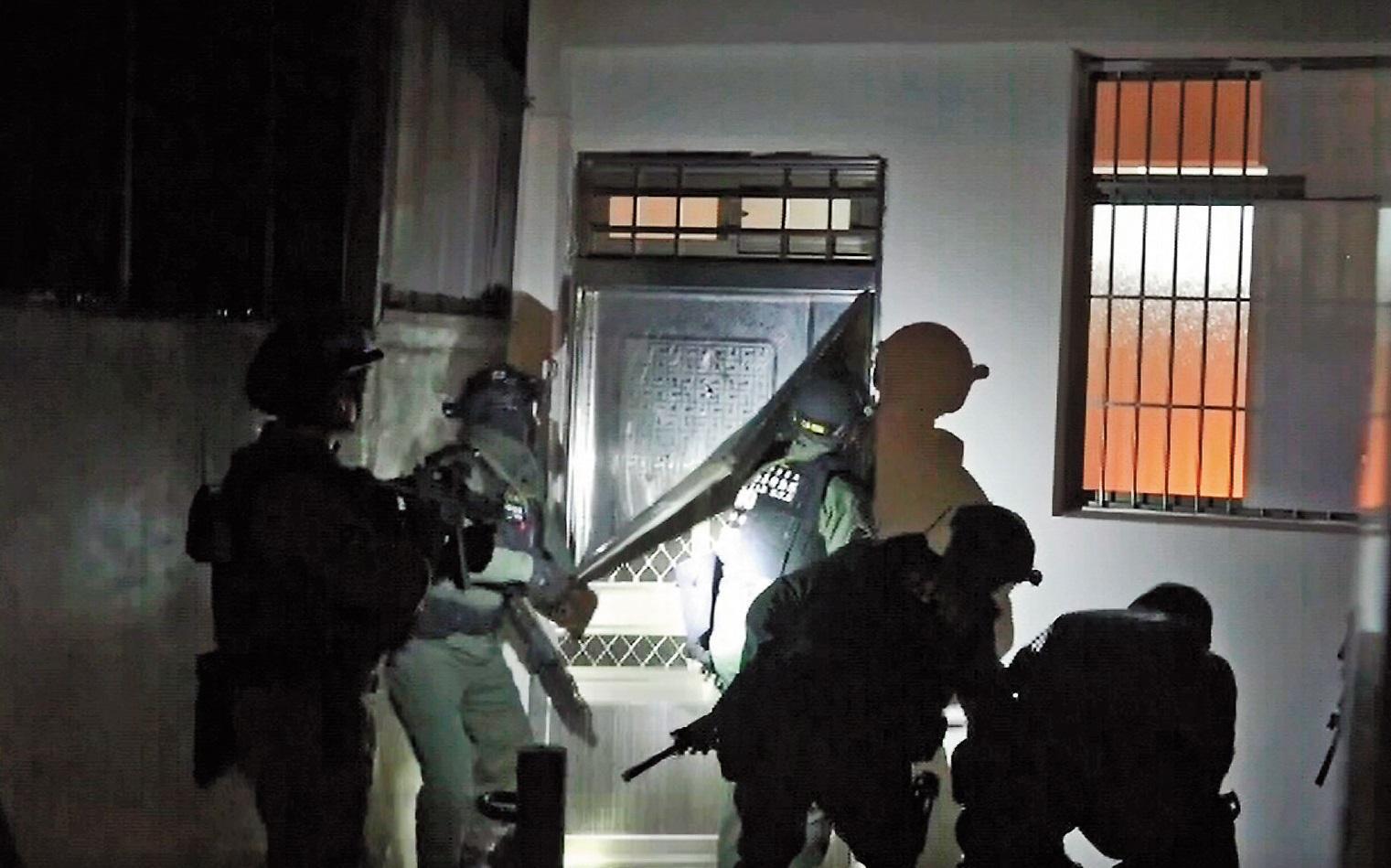 專案小組攻堅李嫌的製毒工廠,嫌犯7人束手就擒。(翻攝畫面)