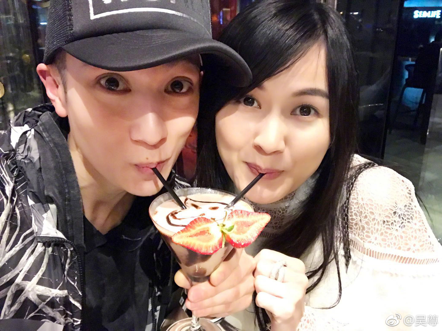 吳尊在飛輪海時期從未承認有對象,直到2011年被踢爆已在老家汶萊結婚生女。