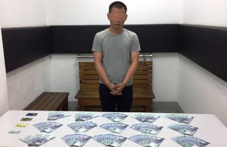 警方在曹男身上查獲15萬元現金，他已經領款90萬元，拿到4,000元酬勞。（警方提供）