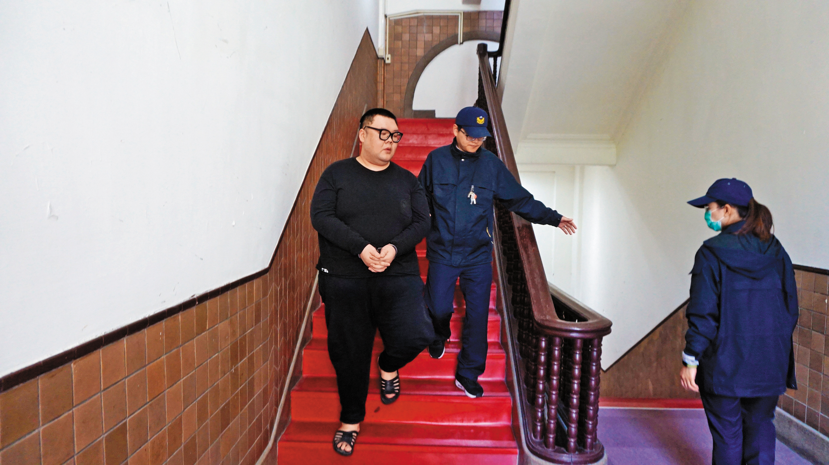 患有糖尿病的土豪哥（左）2月27日出庭，原本188公斤體重已減成180公斤，他強調不會逃亡，想要保外就醫。