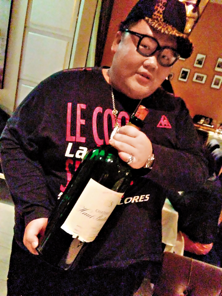 土豪哥朱家龍家境優渥，經常與朋友舉辦派對，因開毒趴遭判10年。（翻攝臉書）