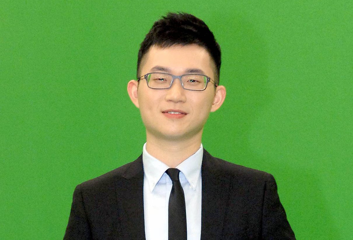 網紅「視網膜」陳子見昨首播華視午間新聞，令人耳目一新。（華視提供）