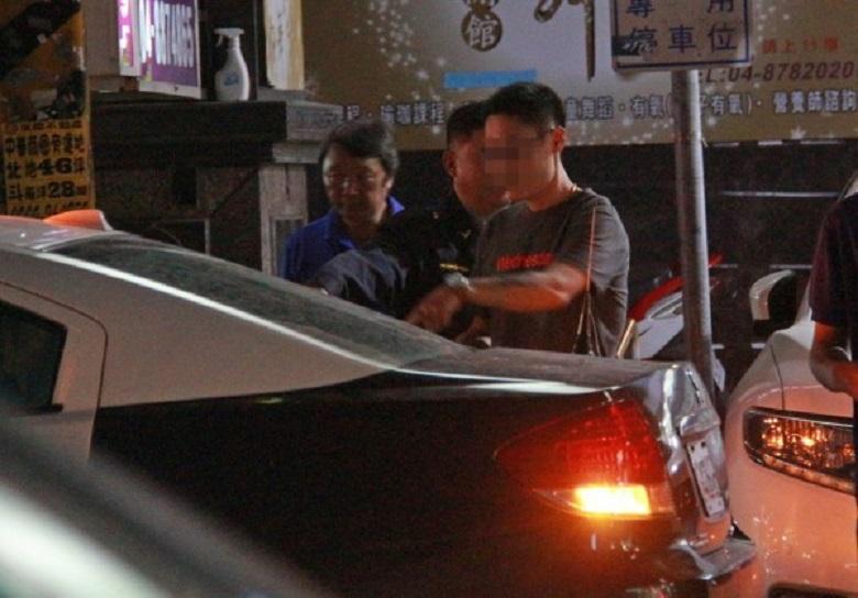 邱姓男子要買手機，卻刻意亮槍與子彈，立即被警方逮捕。