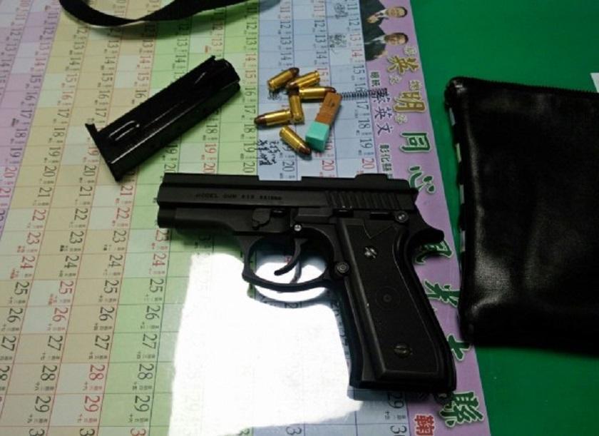 邱男持槍買手機，見警方到來後乖乖配合就擒。