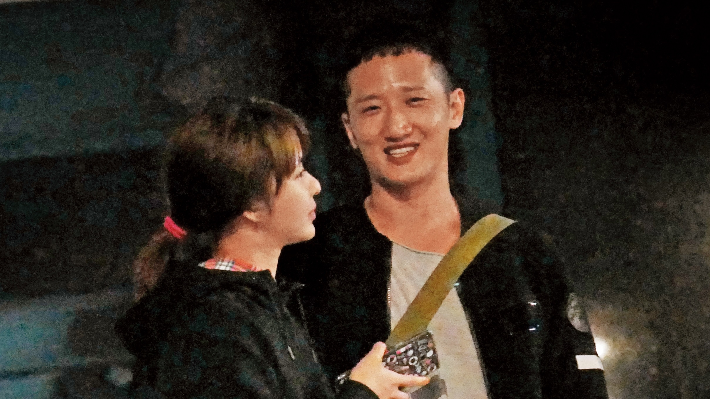 俞西潔非常享受在高英軒懷裡的溫度，顯得小鳥依人。