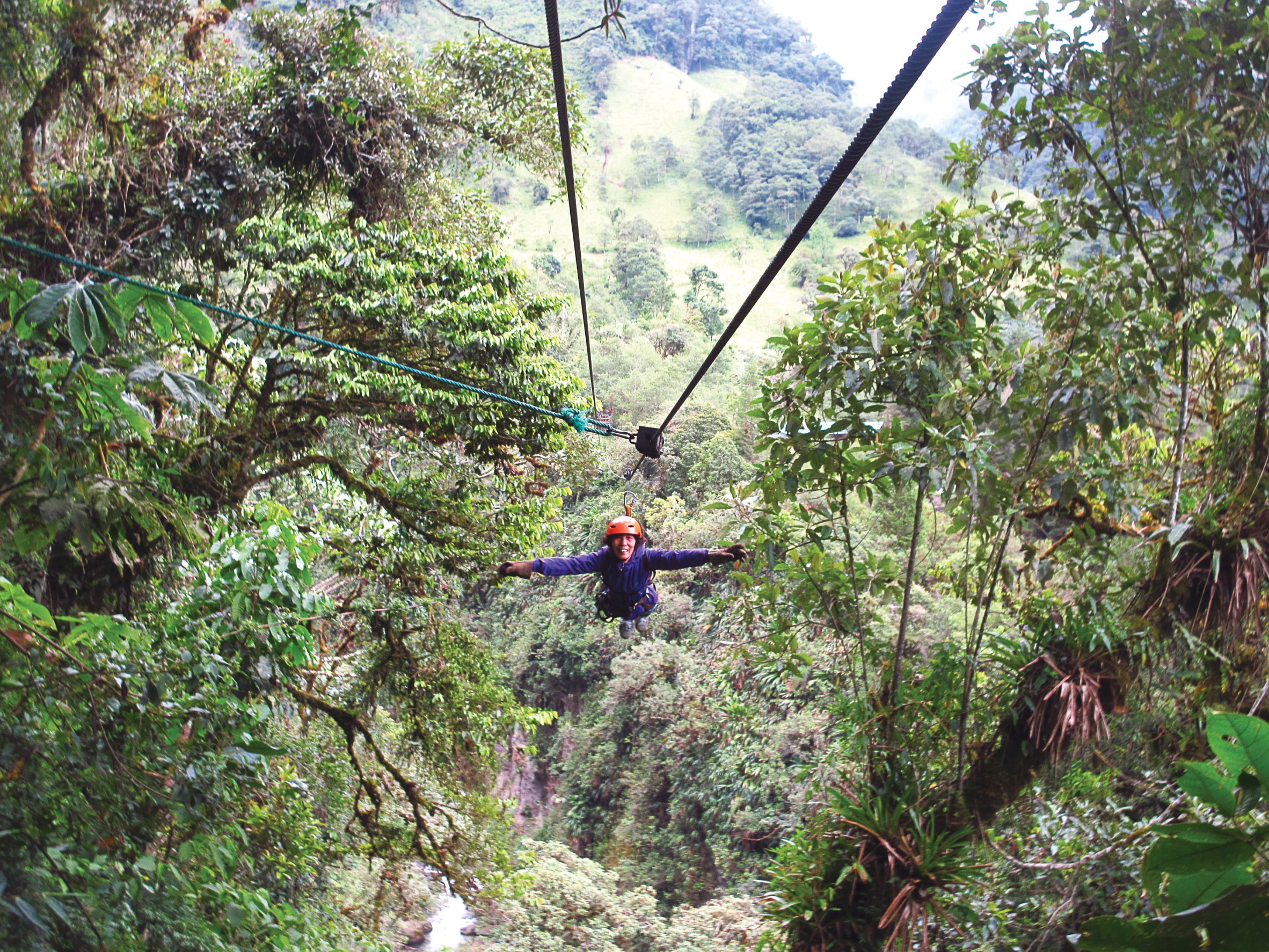 年過60的韓東益在厄瓜多巴諾斯大玩高空滑索，用超人的姿態穿越森林，第一回她發出驚天動地的叫聲，第二次就恨不得飛更久一些。（EZ叢書館提供）