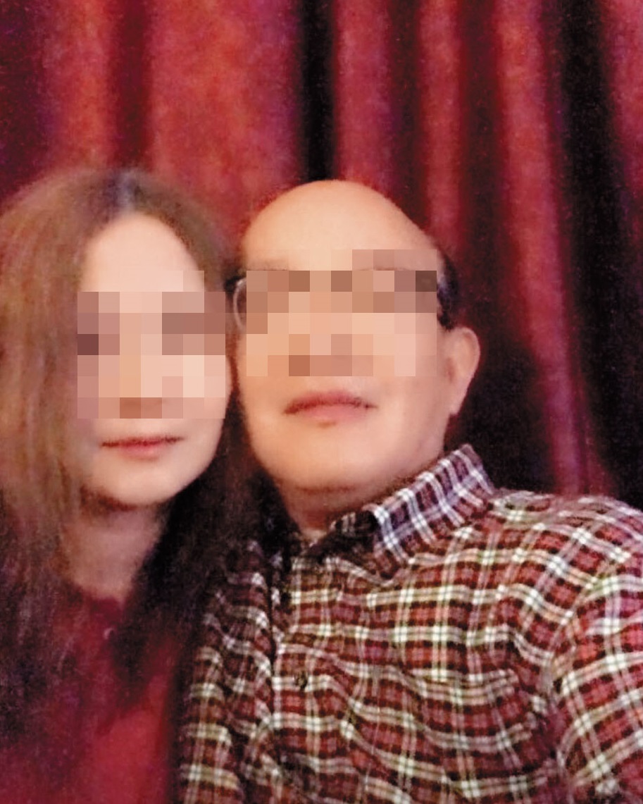 退役的藍男（右）為了女人幾乎散盡積蓄，個人臉書上也常與女性放閃，表情十分陶醉。（翻攝臉書）