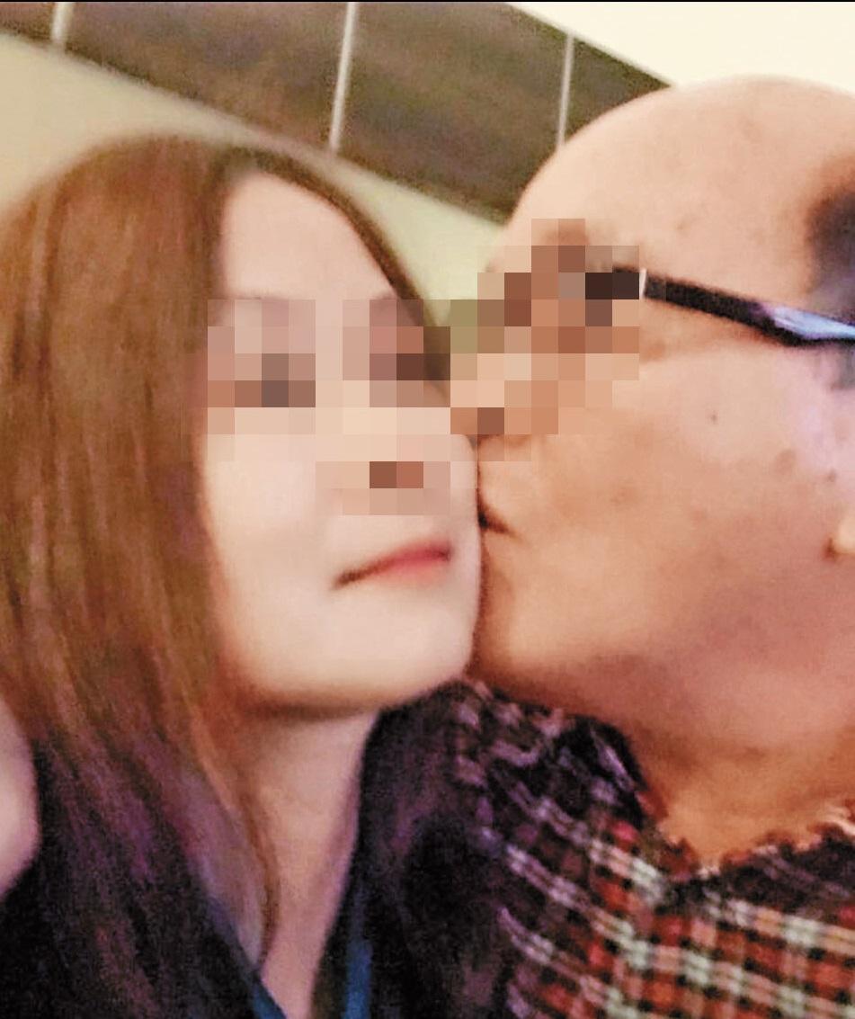 藍男縱情聲色犬馬，臉書上也偶有親吻女子的畫面。（翻攝臉書）