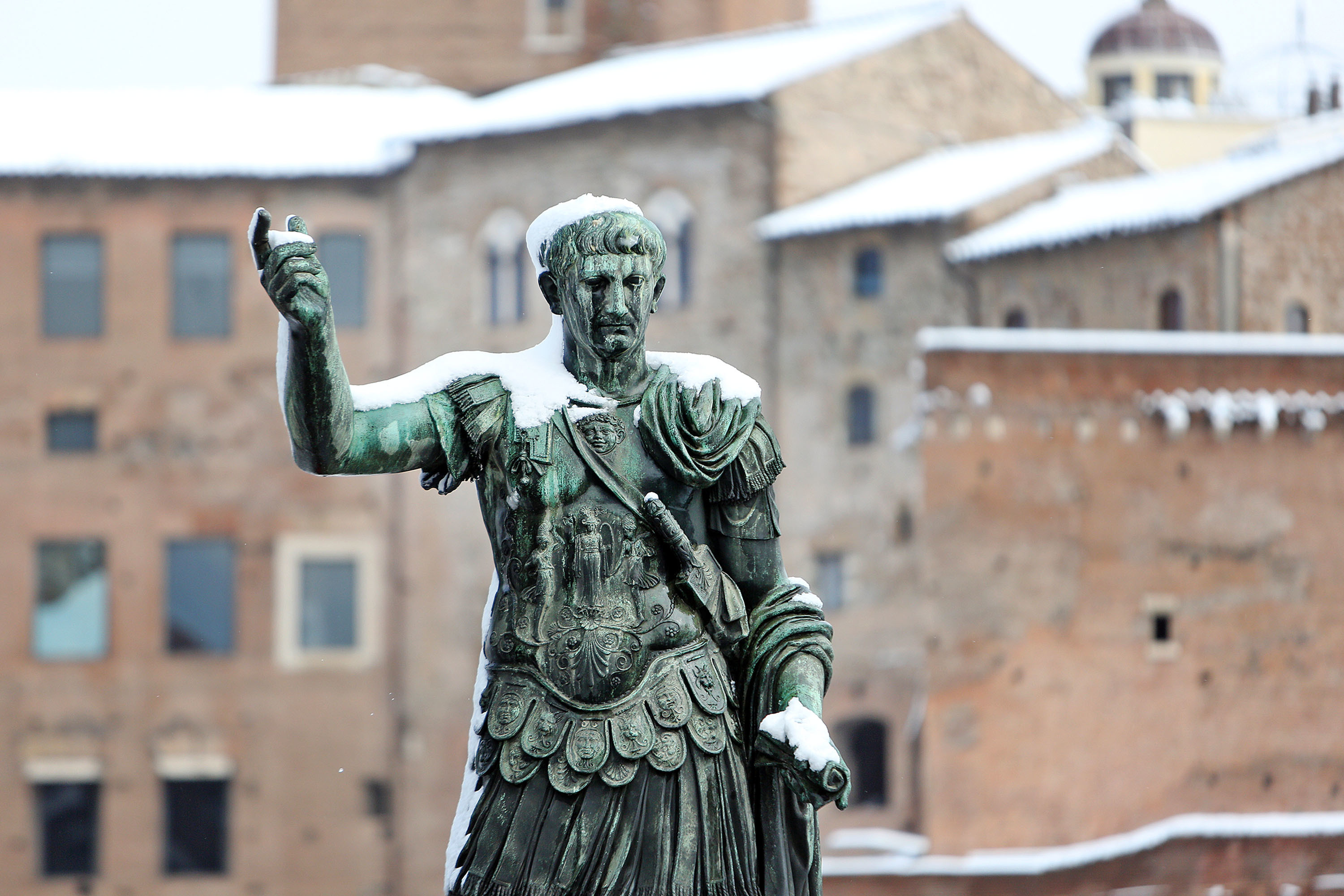 細雪紛飛中的羅馬「帝國議事廣場」。（東方IC）