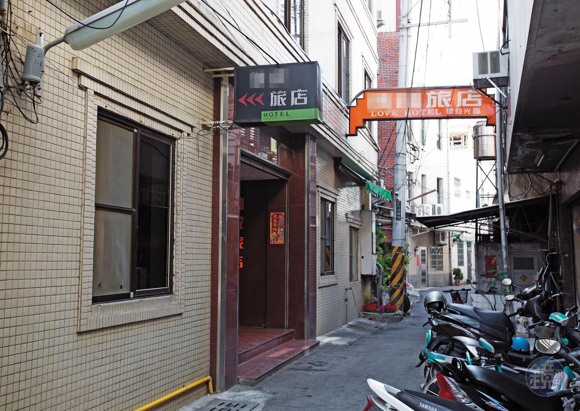 藍男返台居無定所,屏東火車站前巷內旅館常是他落腳處。