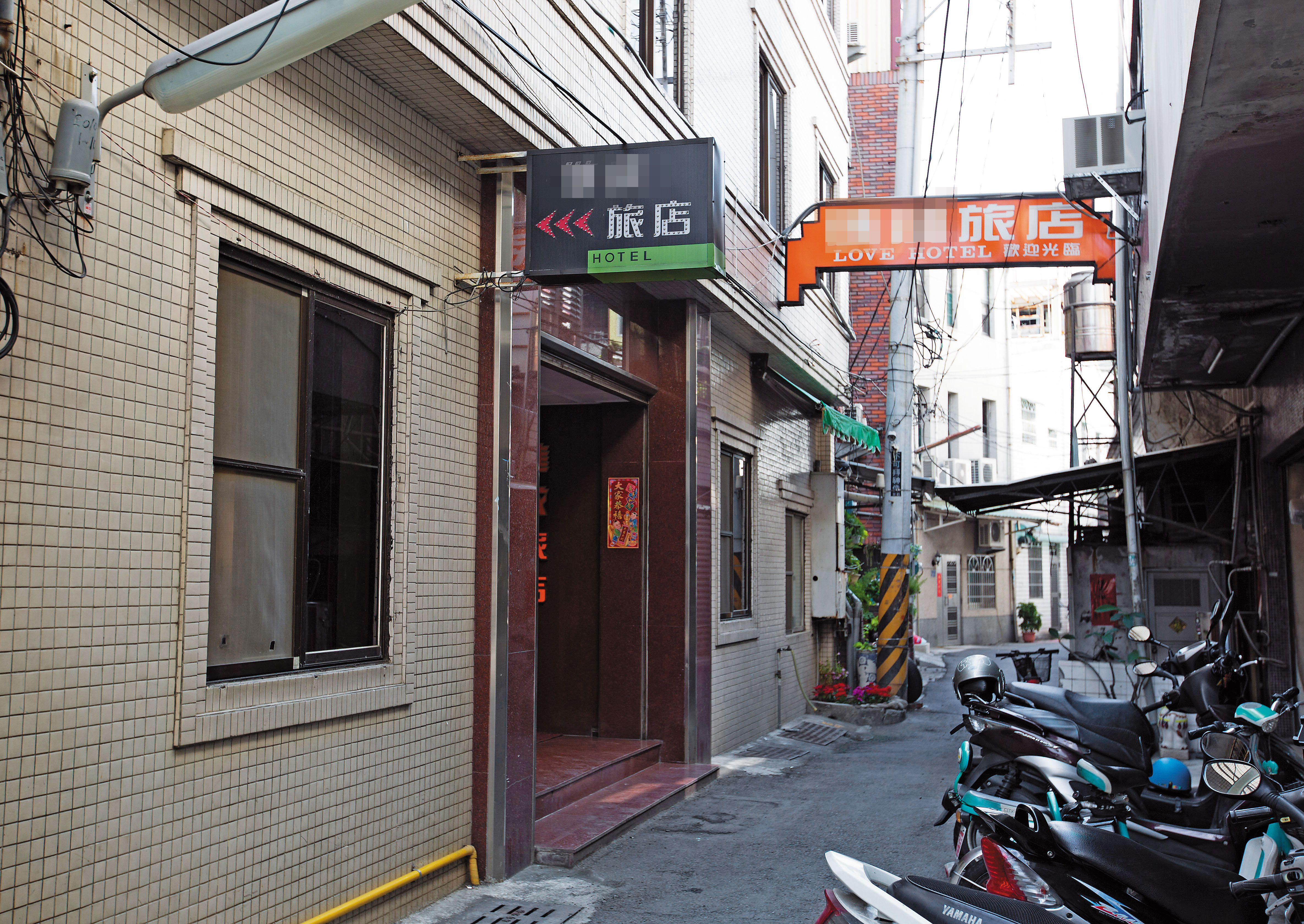 藍男返台居無定所，屏東火車站前巷內旅館常是他落腳處。