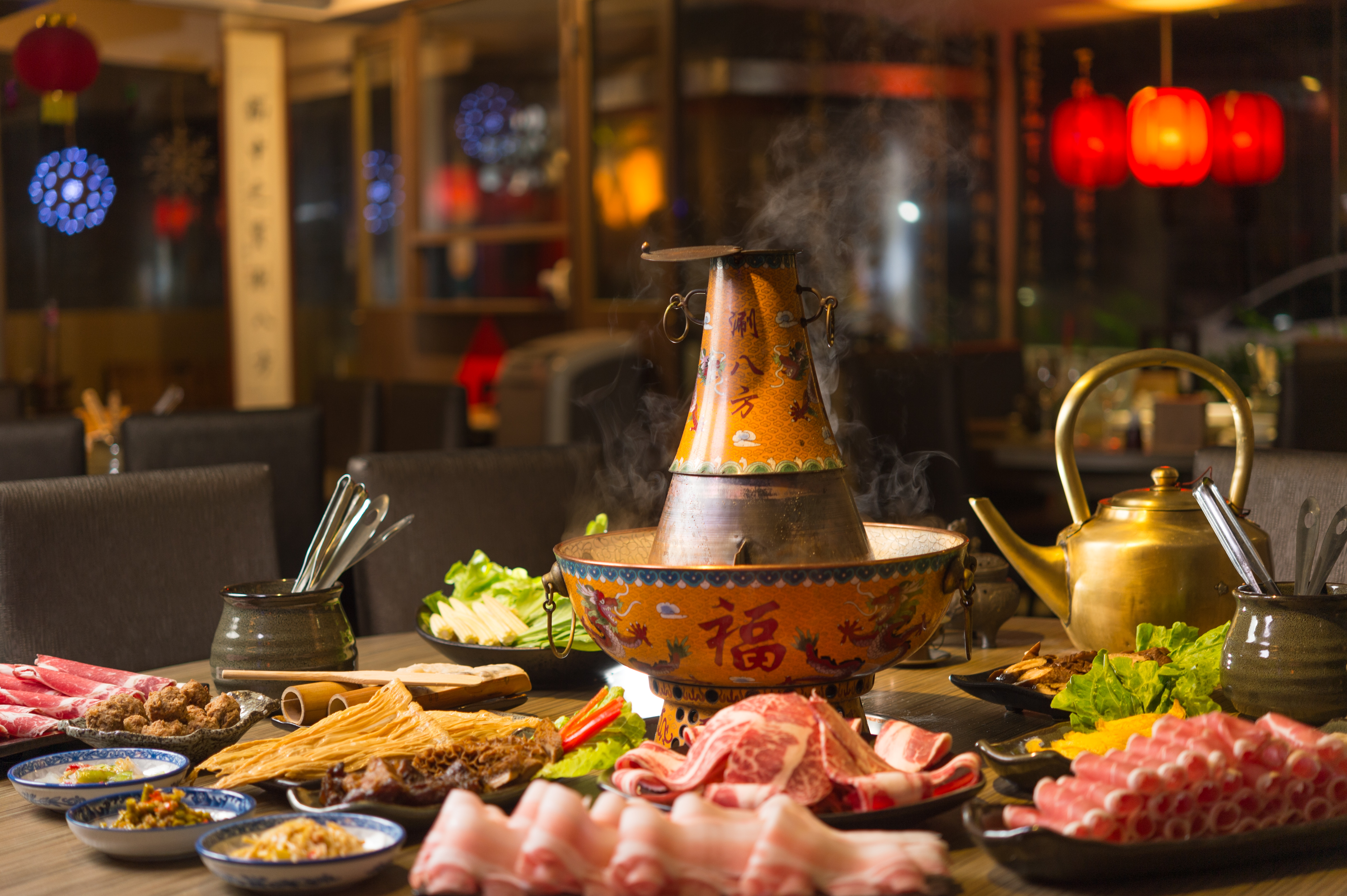 楊琴妮的「酸白菜鍋」用傳自父親的酸白菜鍋涮Prime等級牛肉，既傳統又精緻。（湯底50元／人）