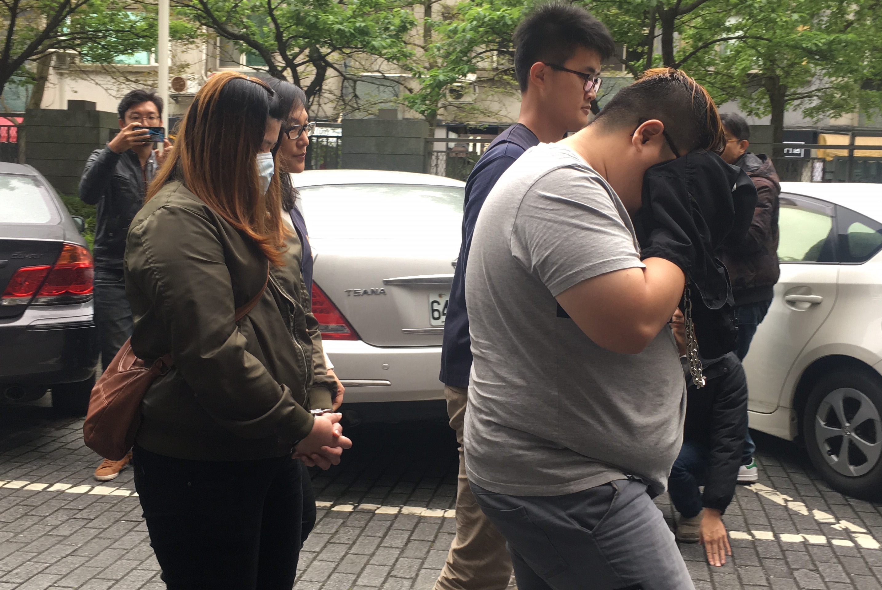 警方訊後將梁姓夫妻檔和嚴嫌依詐欺罪送辦。