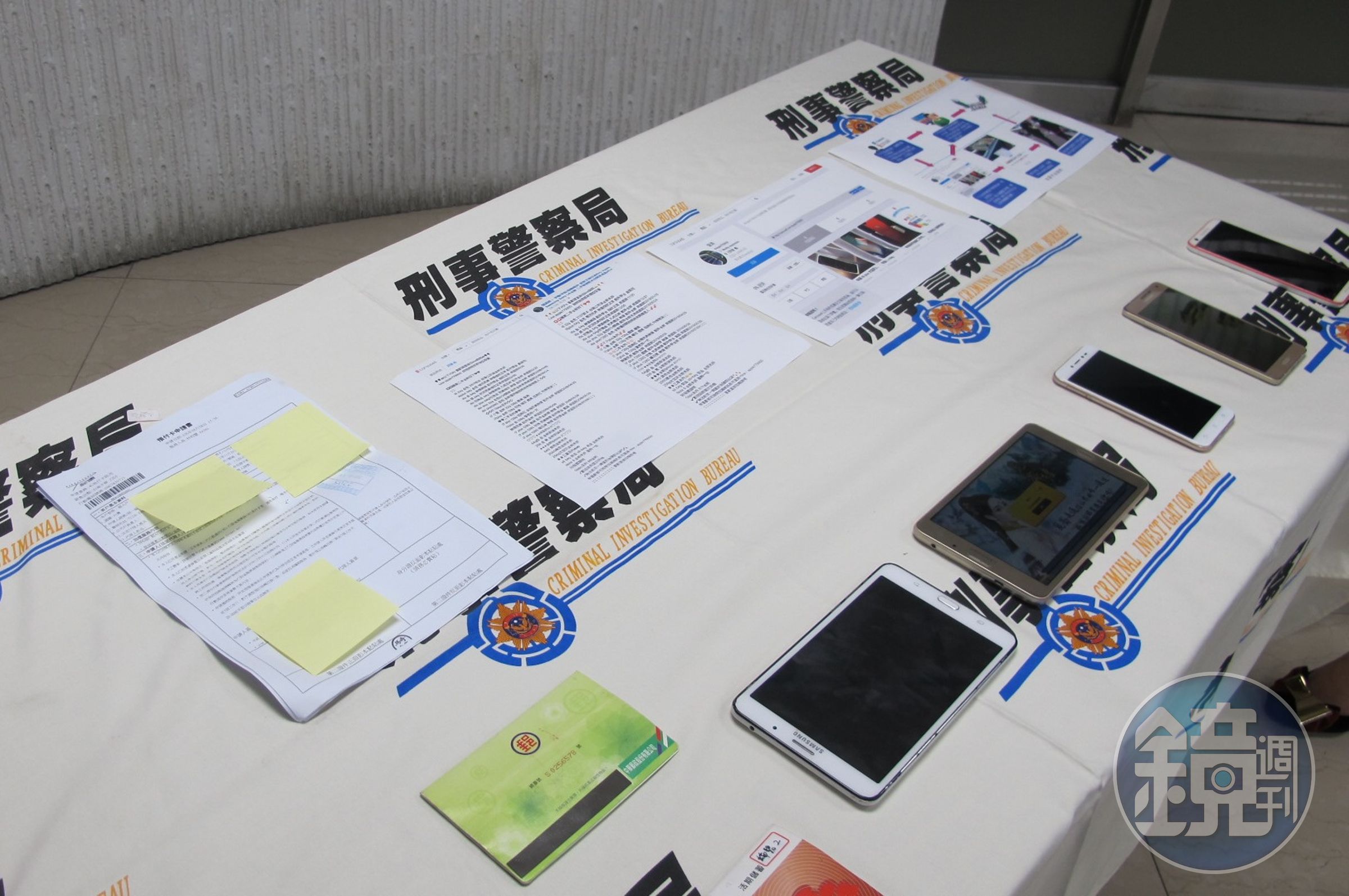 警方查扣犯案用行動電話、存摺等贓物。（刑事局提供）