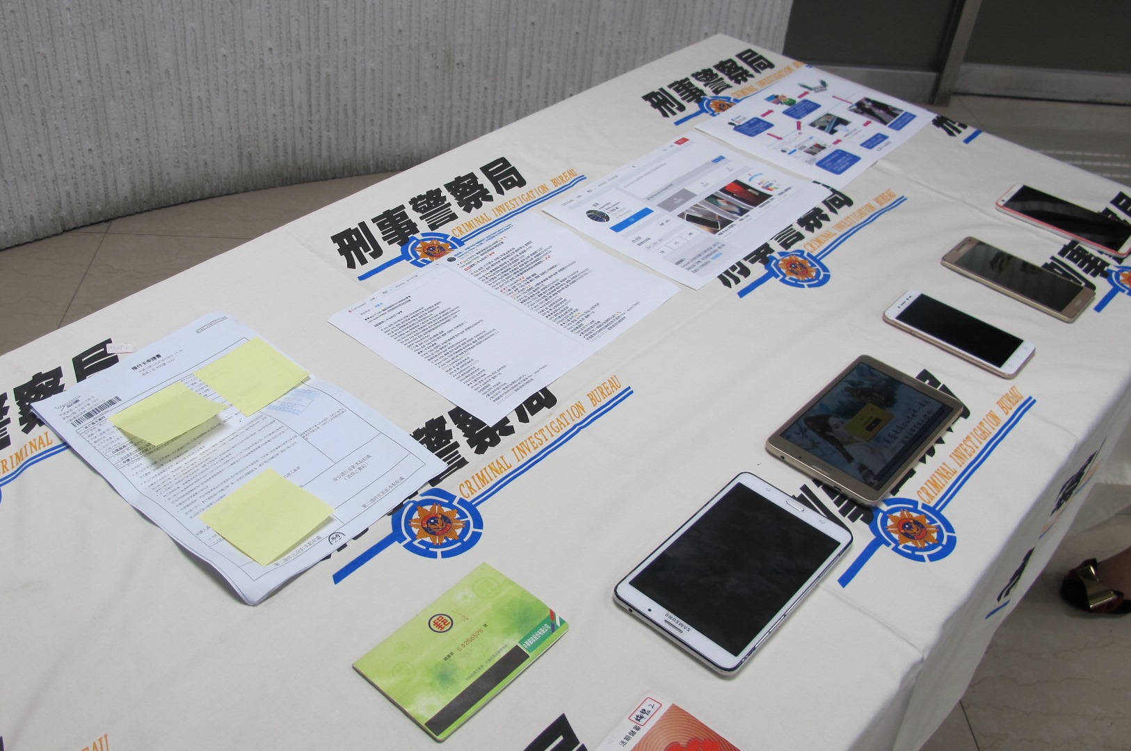 警方查扣犯案用行動電話、存摺等贓物。（刑事局提供）