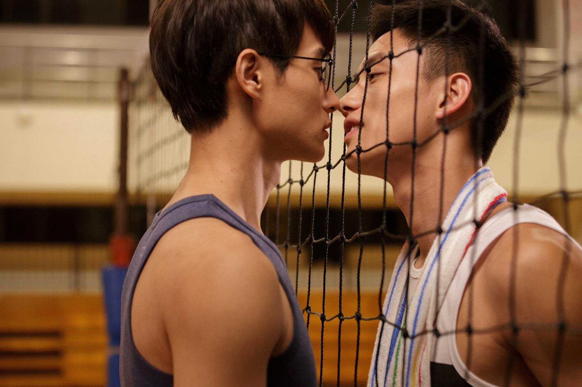 《越界》中經典的「越界之吻」,最激烈的還吻到「見紅」。(CHOCO TV 提供)