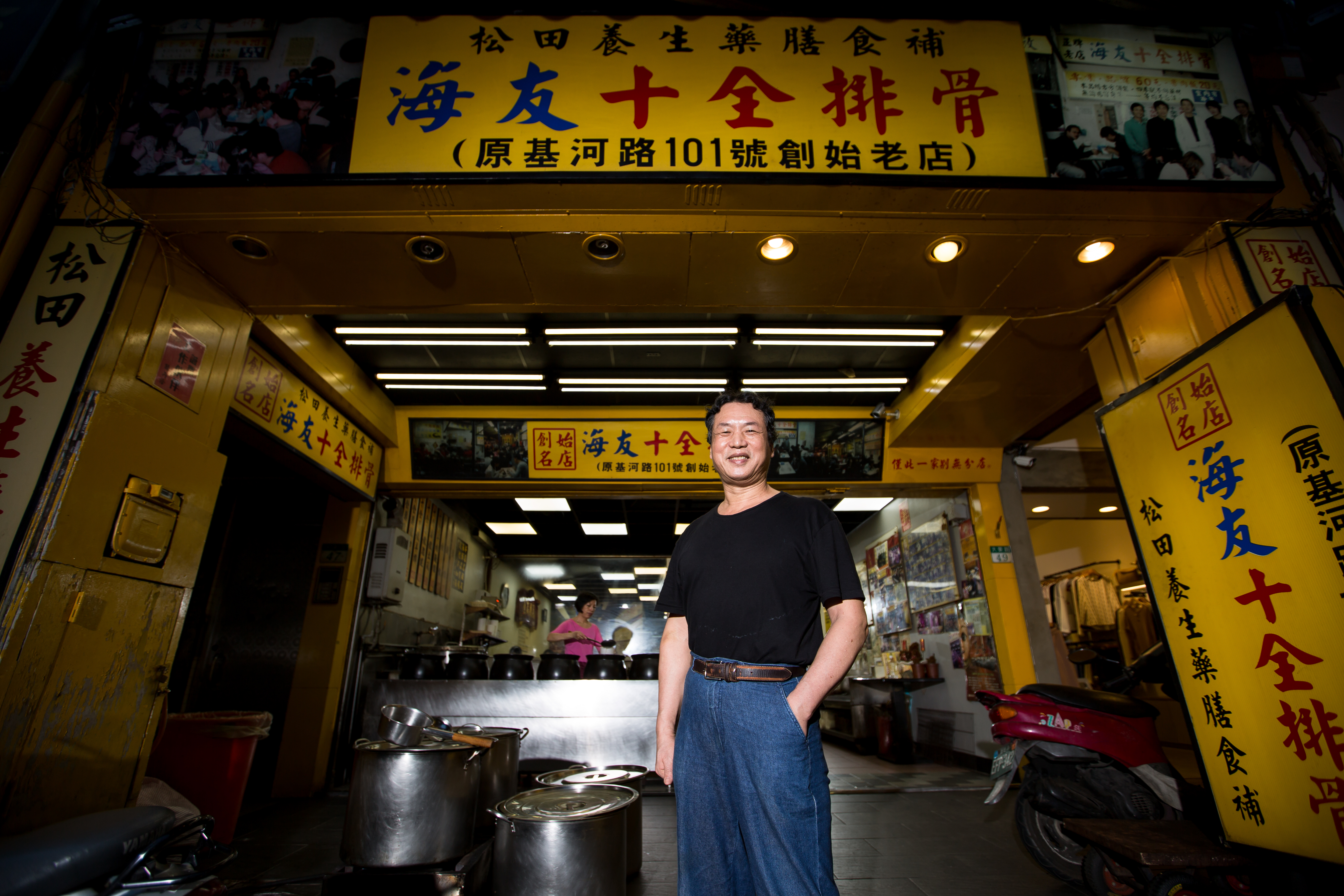 有著鴻海董事長郭台銘般的明星臉，蔡松田是海友十全排骨的活招牌。