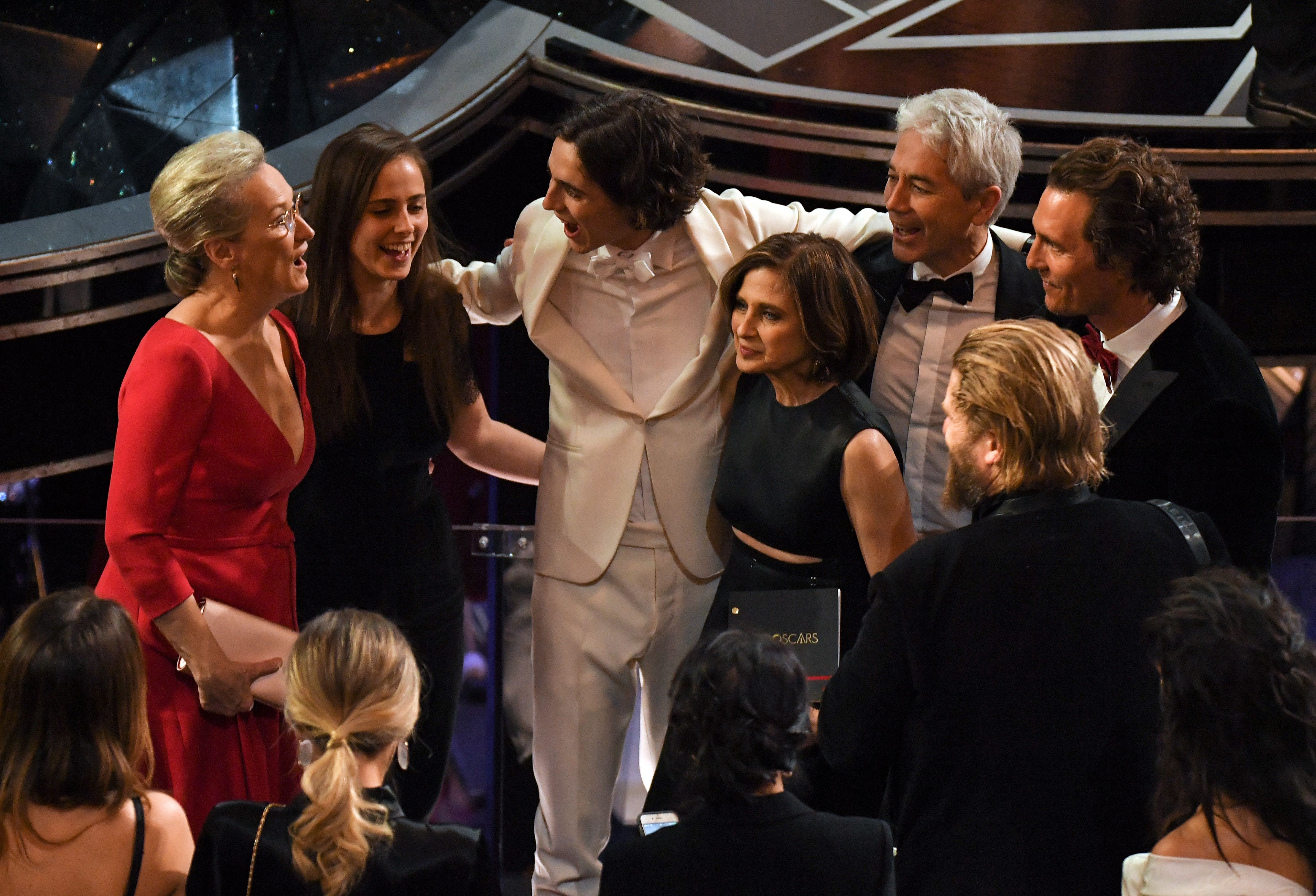 好棒，可以一次和偶像們拍到照！（設計對白，圖片取自東方IC）