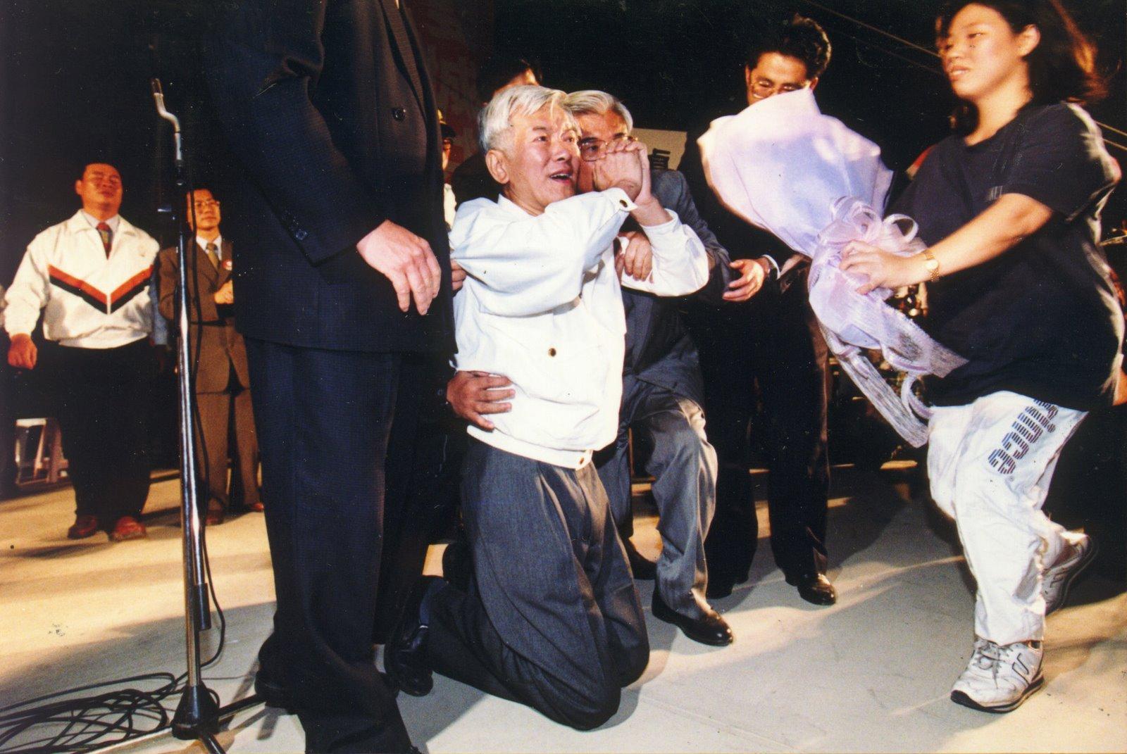 盧修一當1997年底,抱病為同黨的蘇貞昌站台,當著萬餘人面前下跪求票,使選情告急的蘇貞昌逆轉勝。(翻攝自白鷺鷥文教基金會)