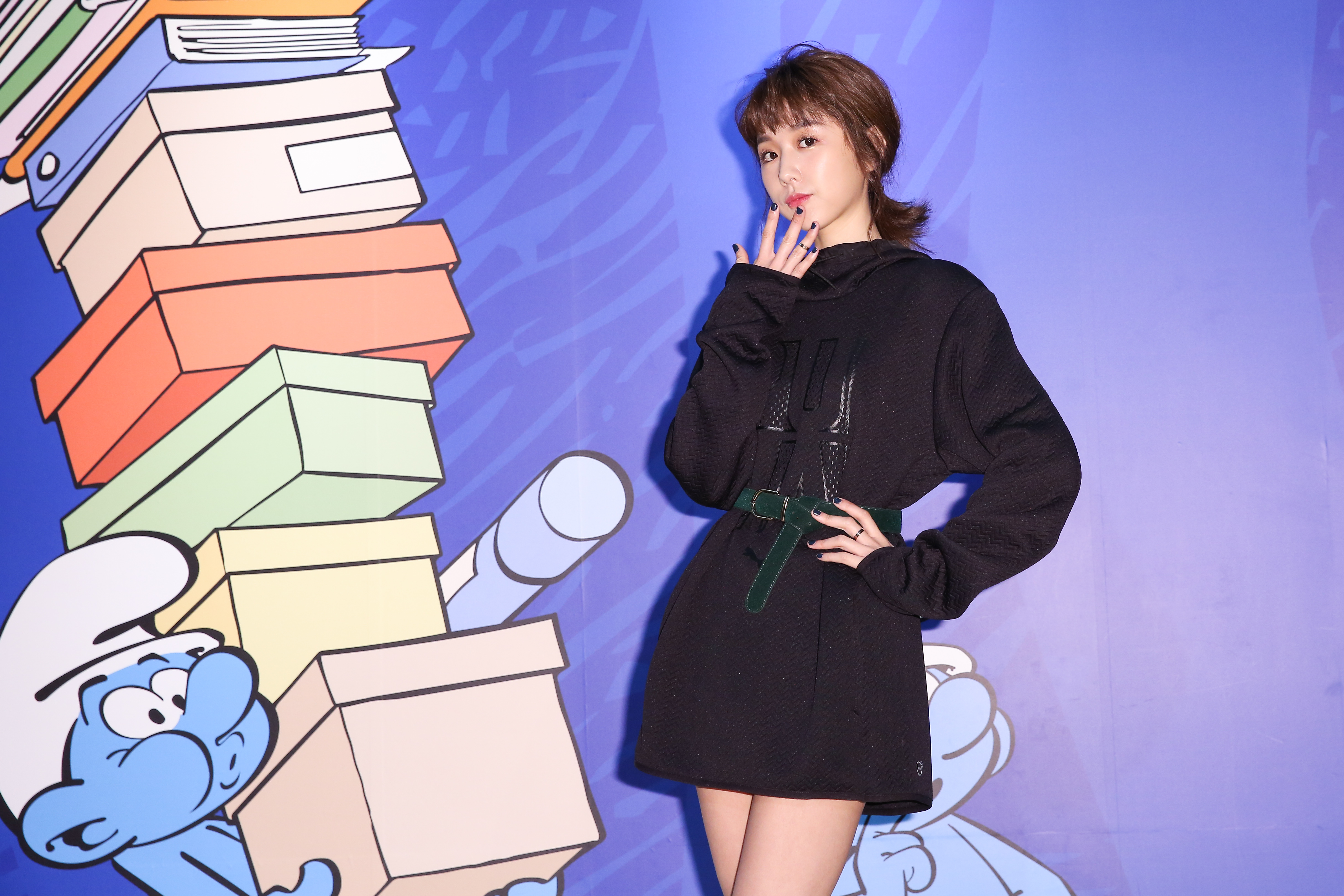 邵雨薇參觀藍色小精靈特展，跟吳慷仁的緋聞仍舊是話題焦點。