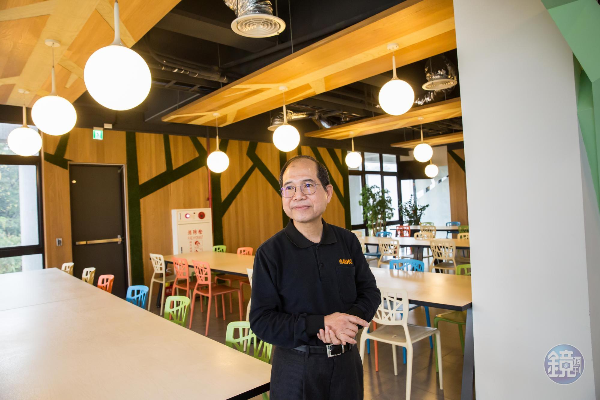 歐陽禹設置餐廳,讓員工統一到餐廳用餐,而非在辦公桌前。