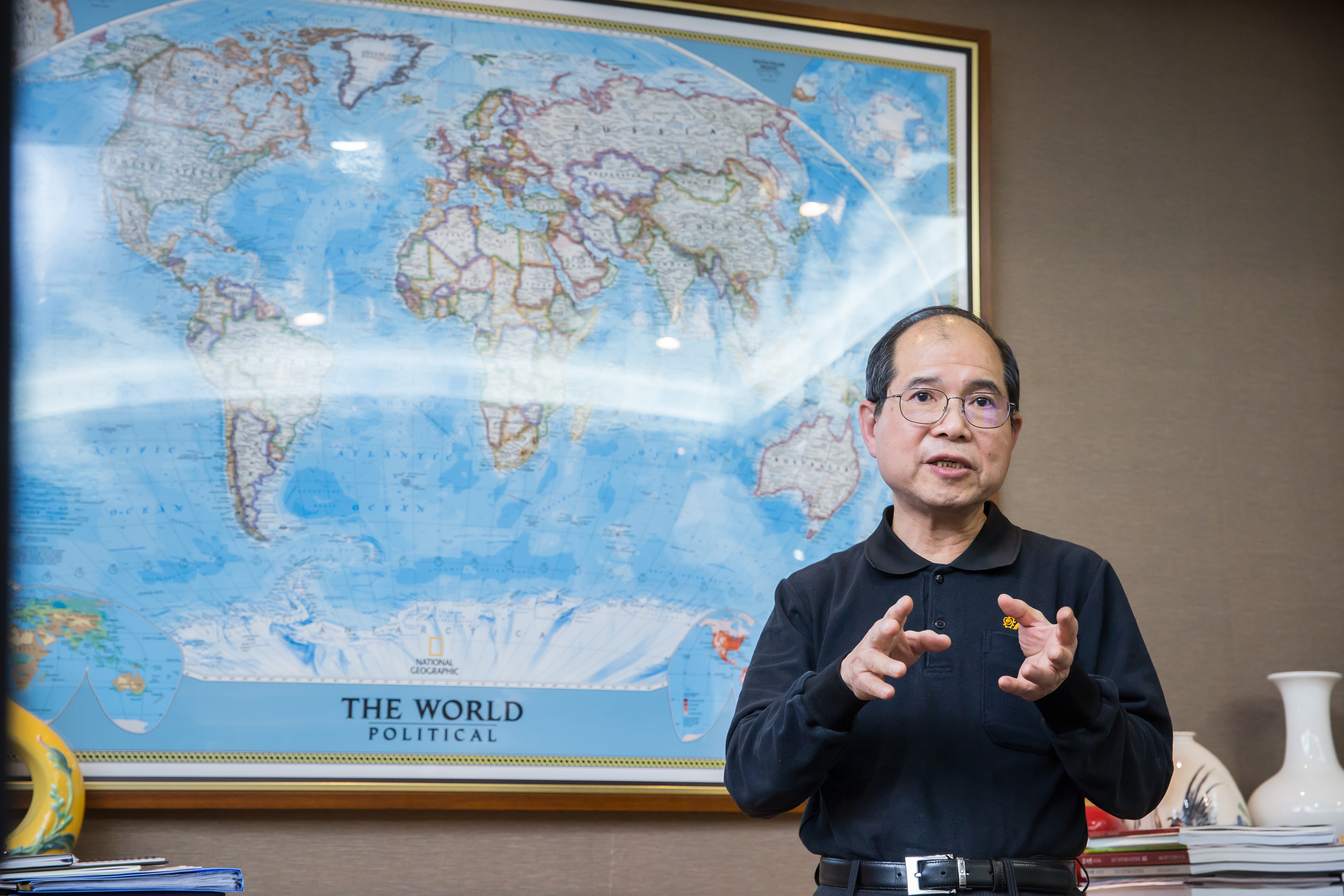 歐陽禹辦公室裡掛著世界地圖，他以此勉勵自己，遲早要將安口的機器，賣到所有國家。