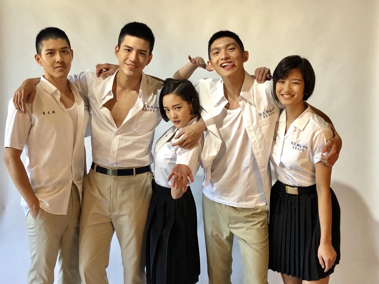 電影版《鬥魚》啟用新生代演員吳岳擎（左起）、林柏叡、王淨、林輝瑝、陳虹茜挑大梁主演。（多曼尼提供）