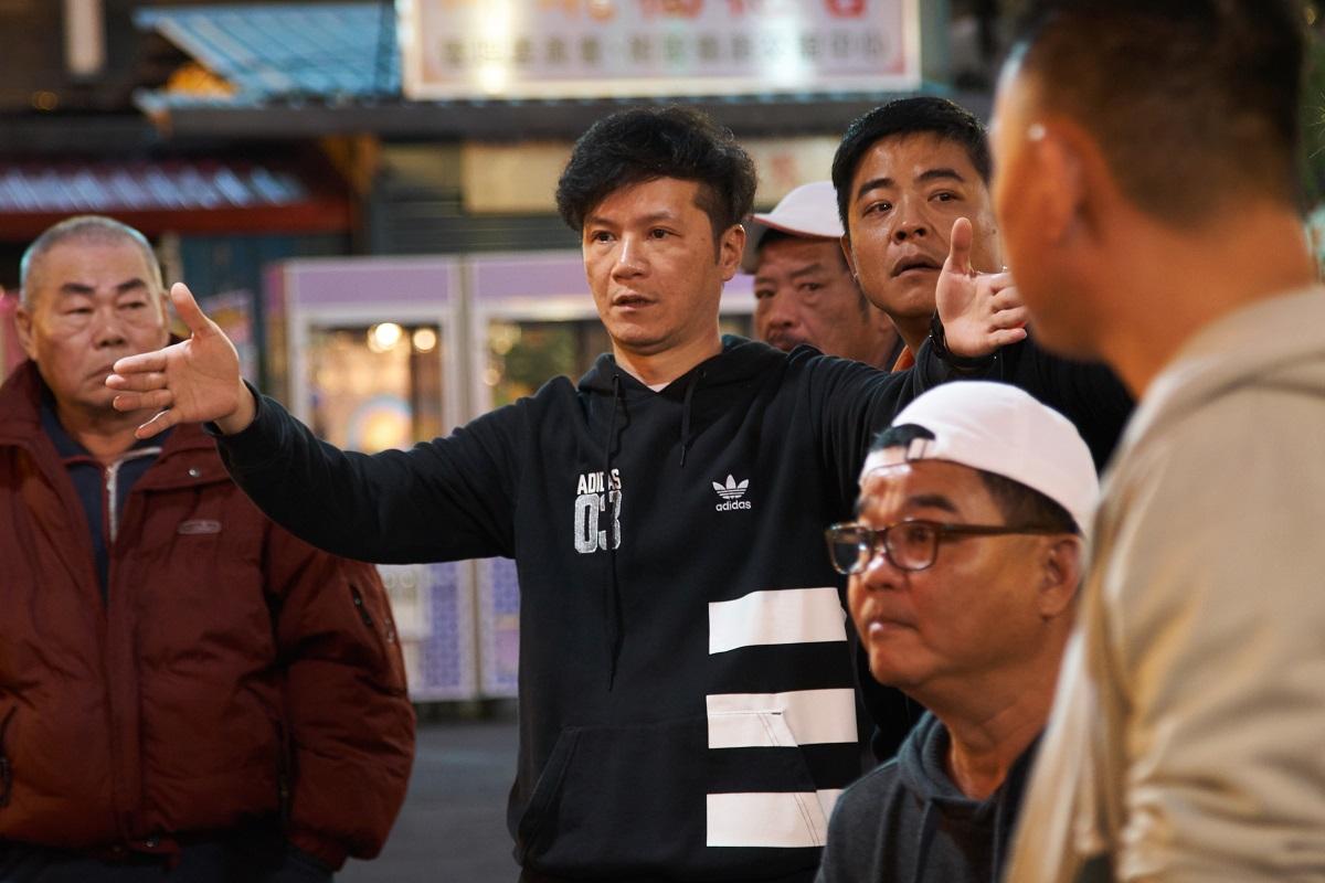 張哲書導演(中)帶著多年來在中國拍戲的經驗,在今年回台拍攝電影《王牌教師麻辣出擊》。(弘熹娛樂提供)