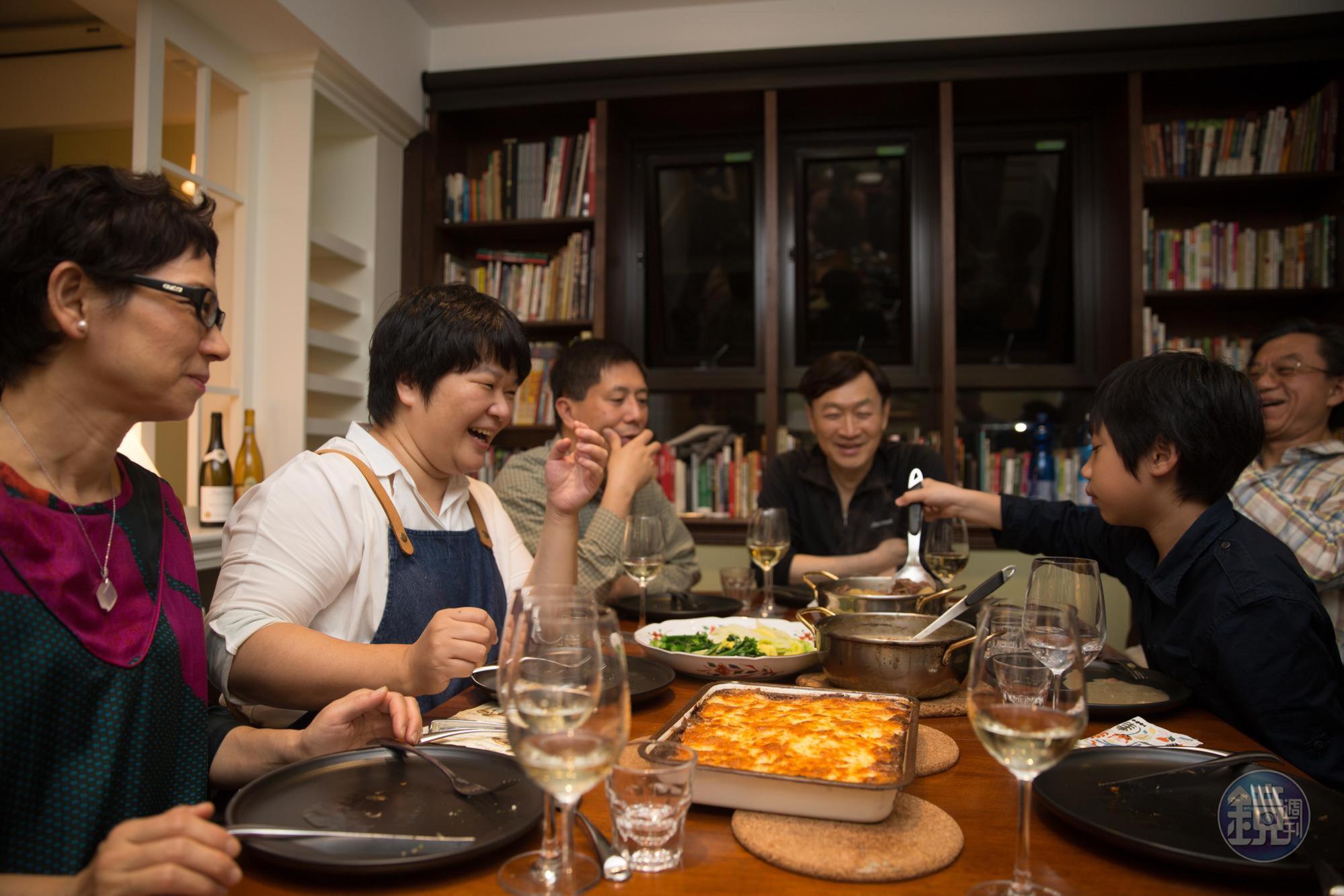 Dana(左2)親自為她的文青好友們煮了一餐晚飯,席間端上「白酒清燉和牛頰」「牛肝蕈菇燉雞」2道主菜,要獻給已故生活美食作家韓良露。