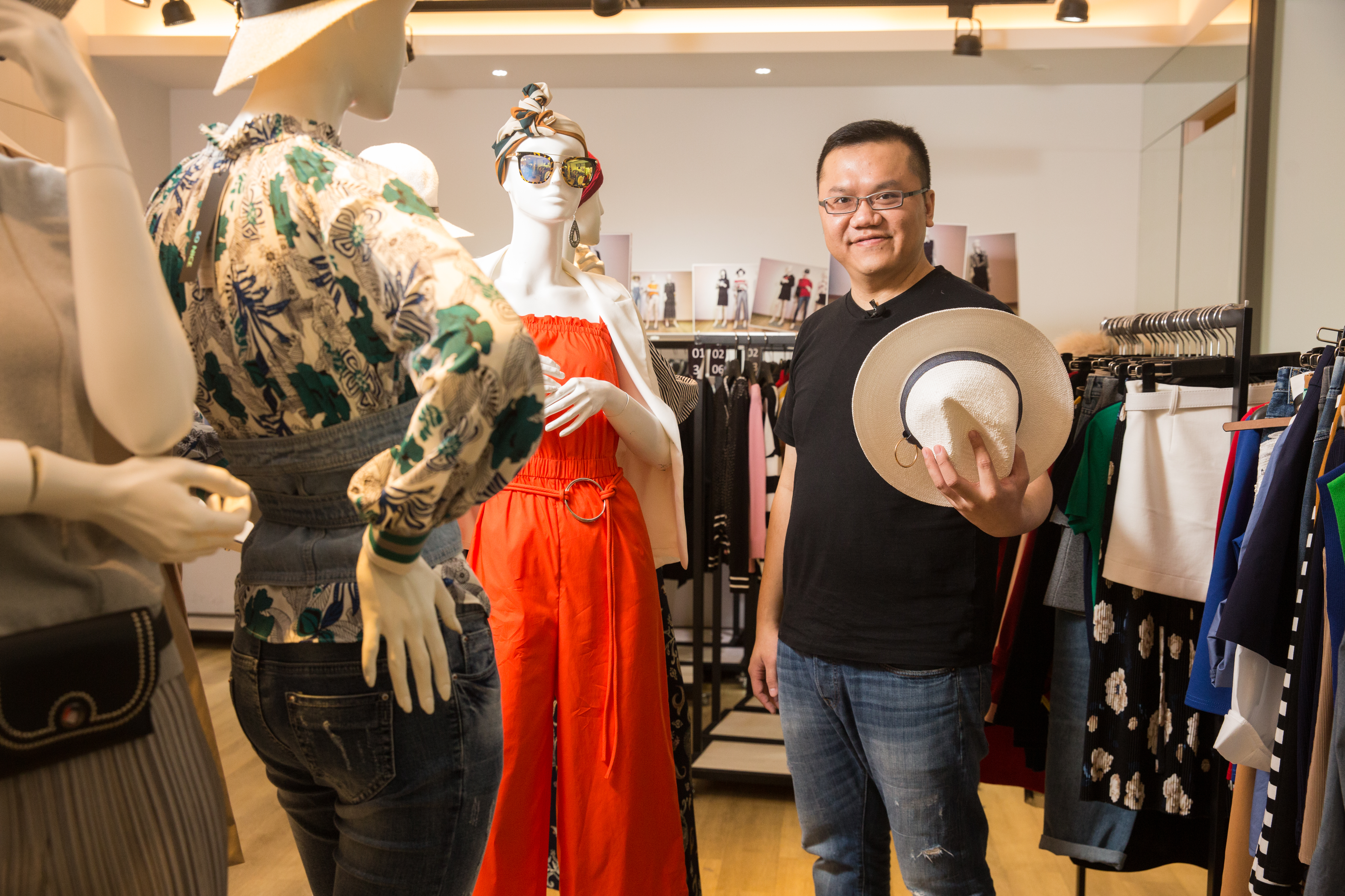 李宥宏是信宏國際第2代接班人，青出於藍的他將父親的女裝事業打理得更有聲有色，營收比5年前接手時成長近8成，達8.6億元。