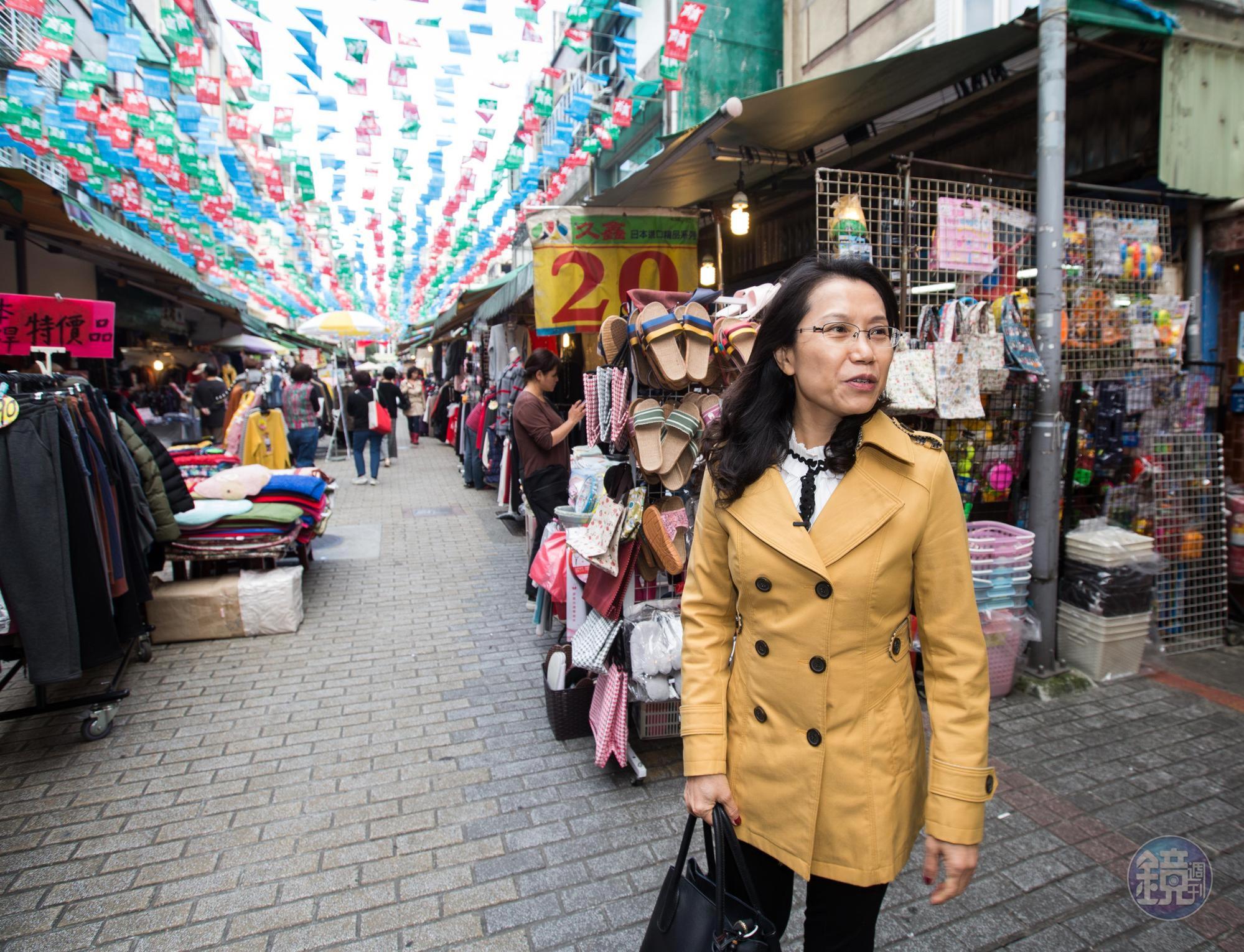 黃意惠回到當初與先生一起擺地攤打拚的台北四平街商圈。