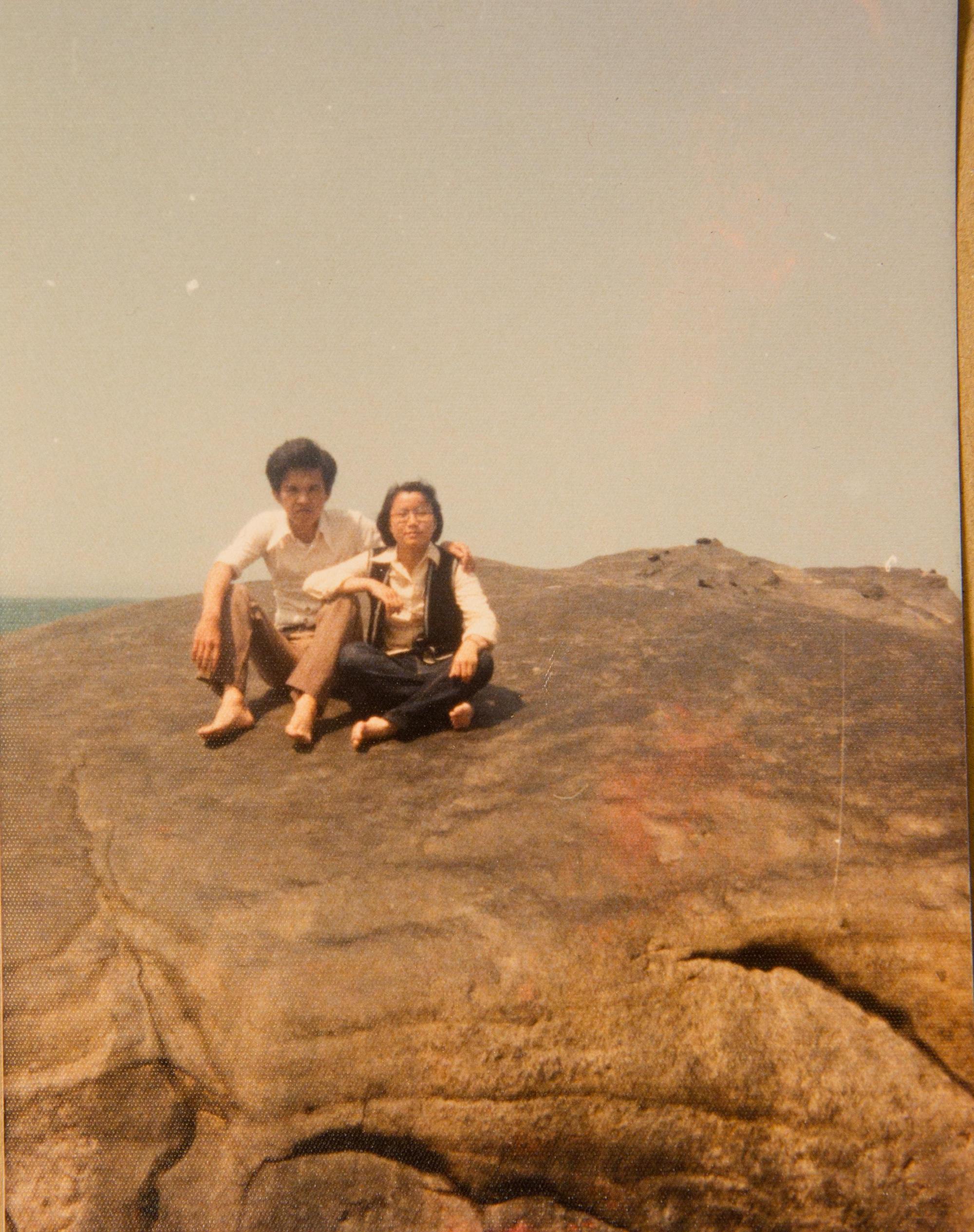 李仲周（左）空軍上尉退伍，與新婚妻子黃意惠靠擺地攤養家。（信宏國際提供）