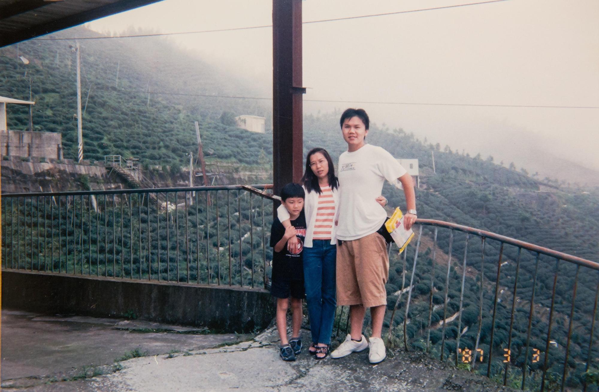 黃意惠（中）育有3子1女，長子李宥宏（右）從小學業表現優異，讓小弟崇拜不已。（信宏國際提供）
