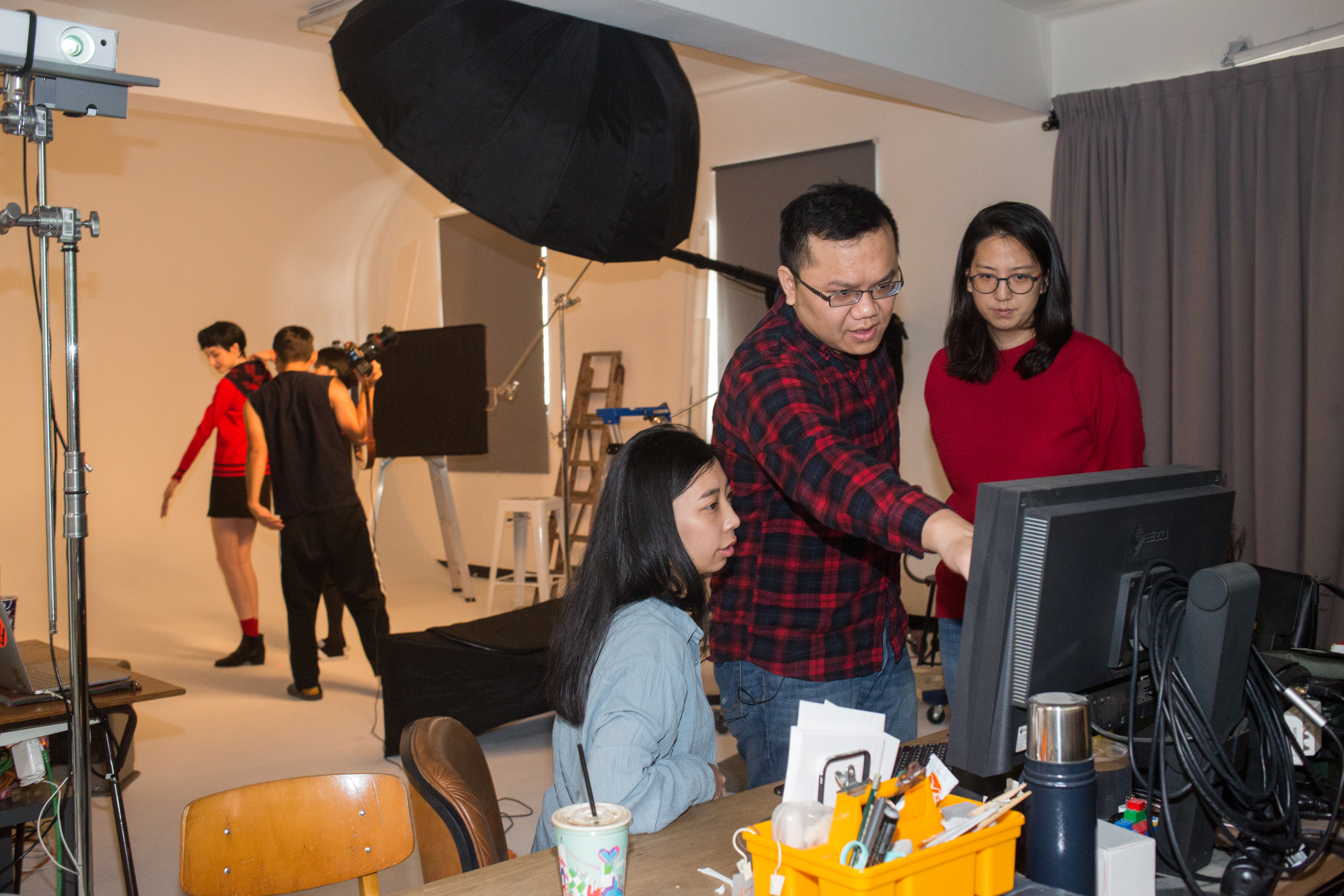 邀外國模特兒拍攝型錄，李宥宏（右2）與擔任行銷企劃總監的妻子鄭家喻（右1）會親自盯場。