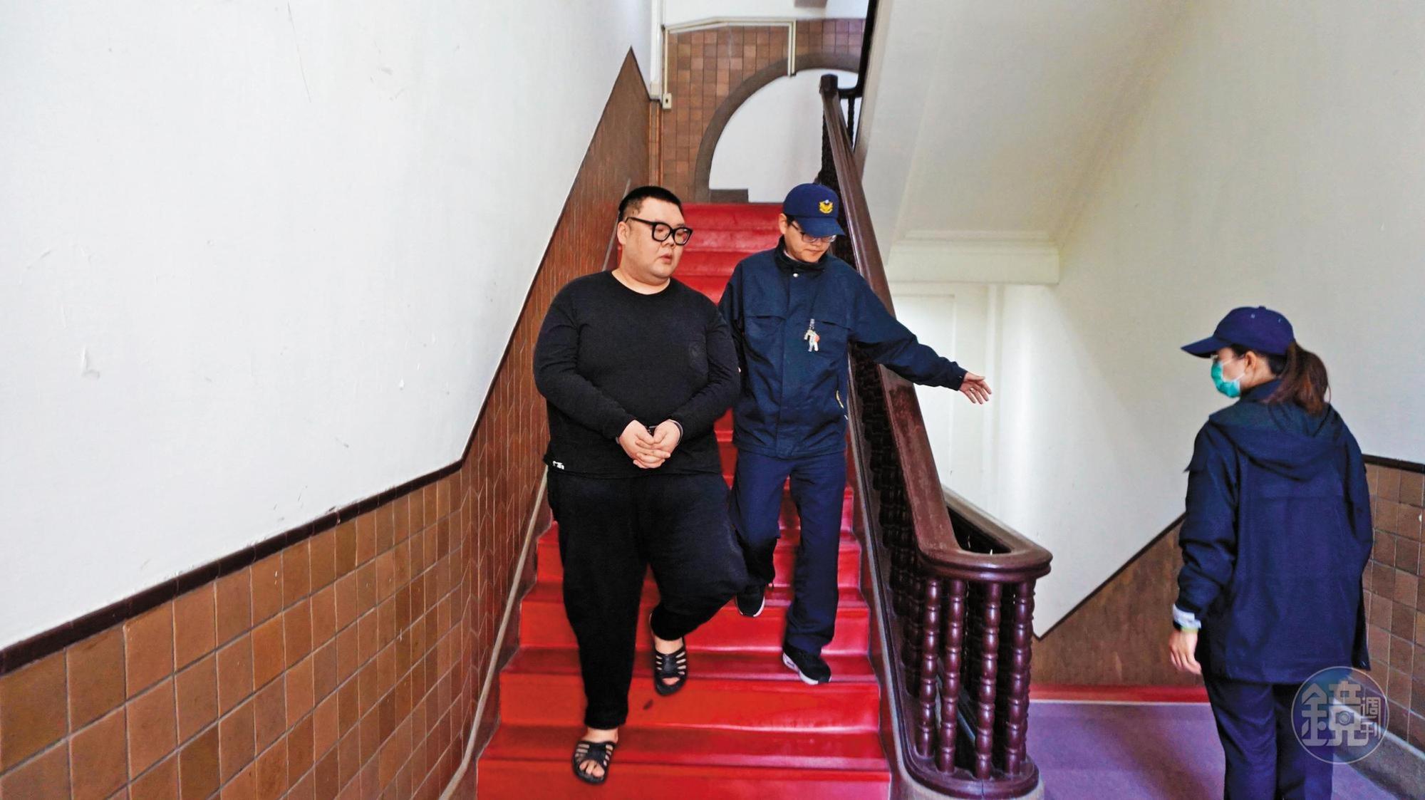 患有糖尿病的土豪哥(左)2月27日出庭,原本188公斤體重已減成180公斤,他強調不會逃亡,想要保外就醫。