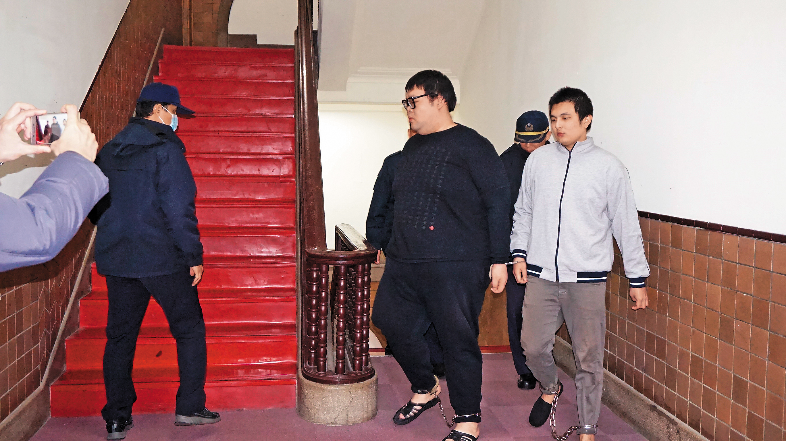 土豪哥朱家龍（前左）與酒店經紀洪聖晏（前右）開毒趴害死小模，2人一審分遭判10年及10年半。
