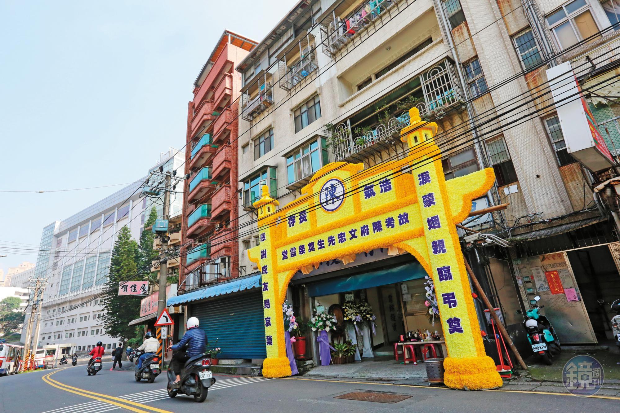 陳文忠靈堂設在淡水學府路上,門口隨時有黑衣人把守,以防仇家上門。