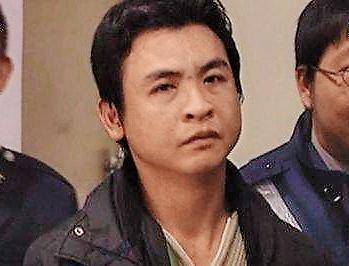 陳文忠年輕時即逞凶鬥狠,加拿大留學期間還加入華人黑幫「華青幫」,2003年因殺人罪入獄。(翻攝華視新聞)