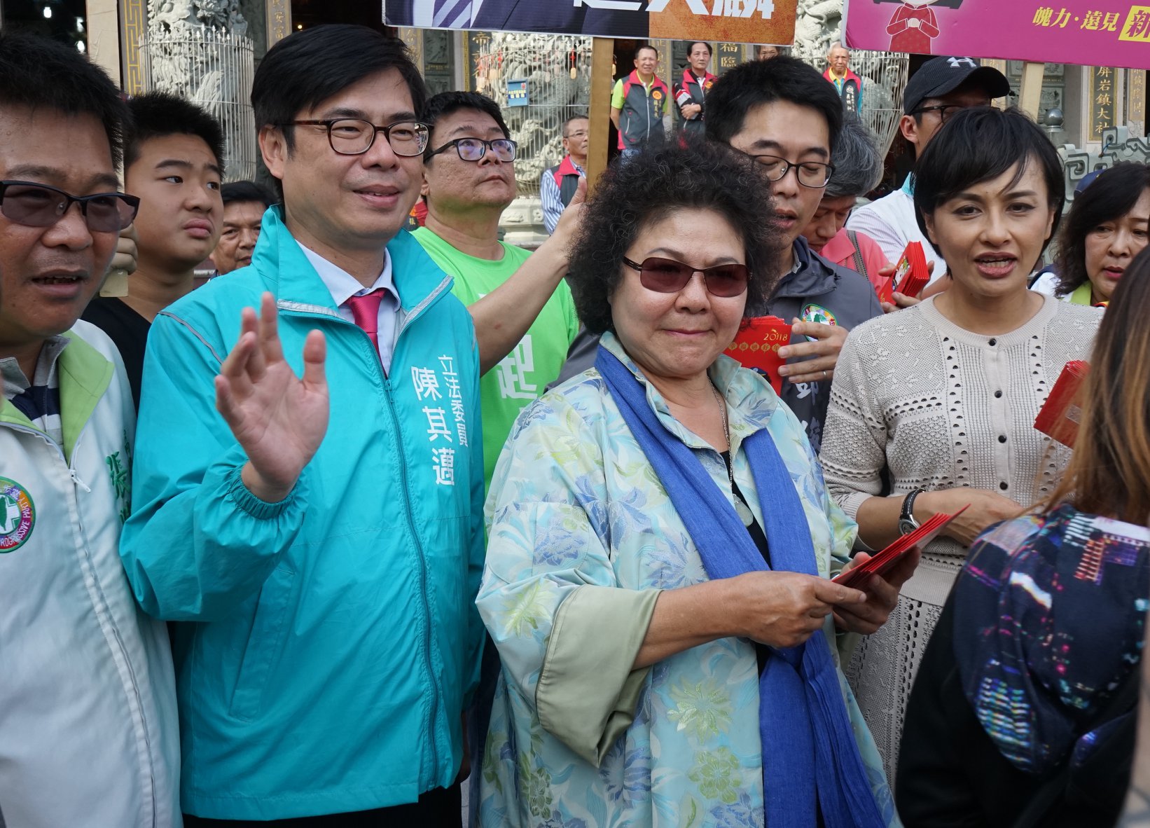 民進黨高雄市長黨內初選民調結果揭曉，由現任立委陳其邁（前排左2）出線。（翻攝陳其邁臉書）